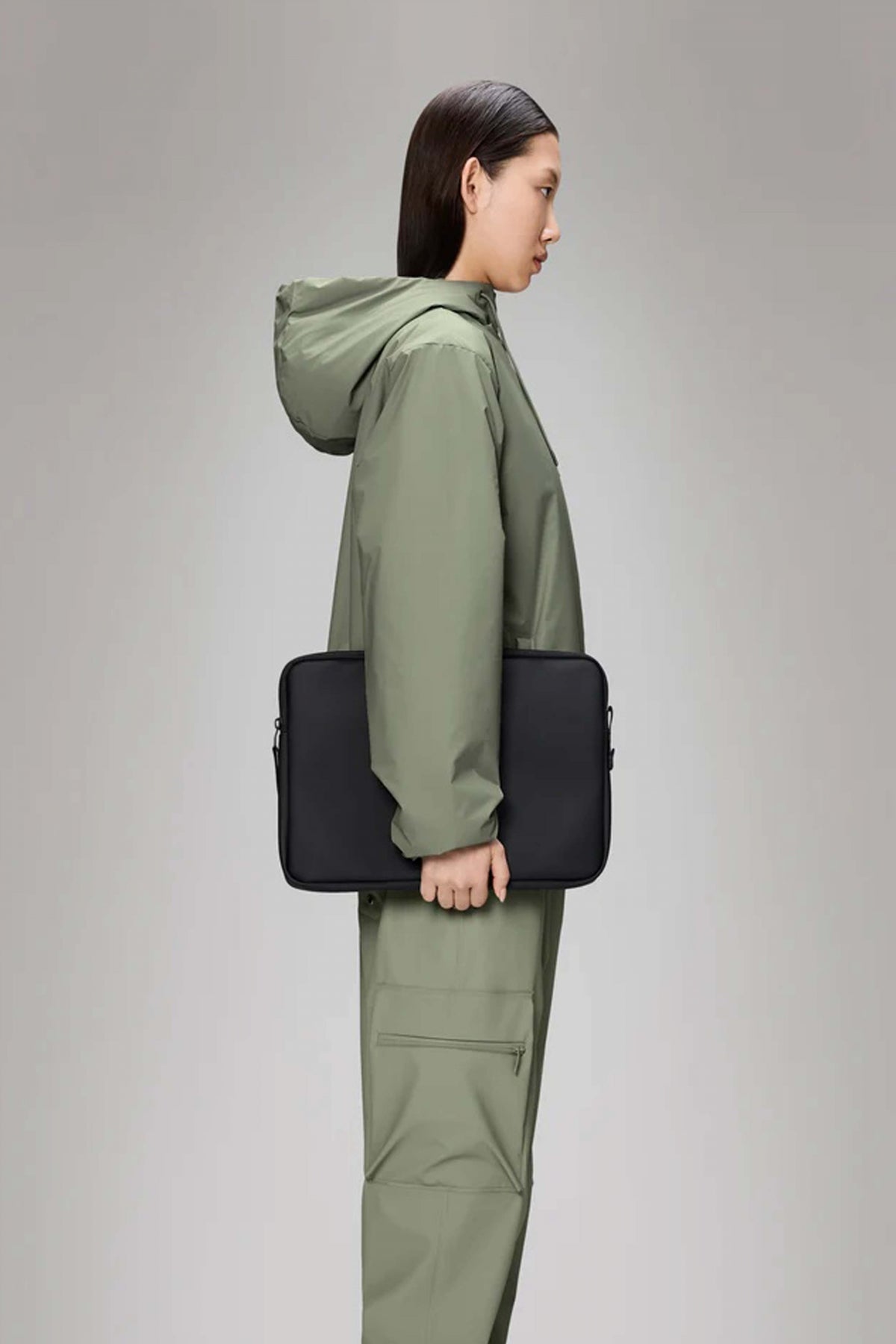 RAINS TRAIL LAPTOP CASE en color NEGRO  (3)