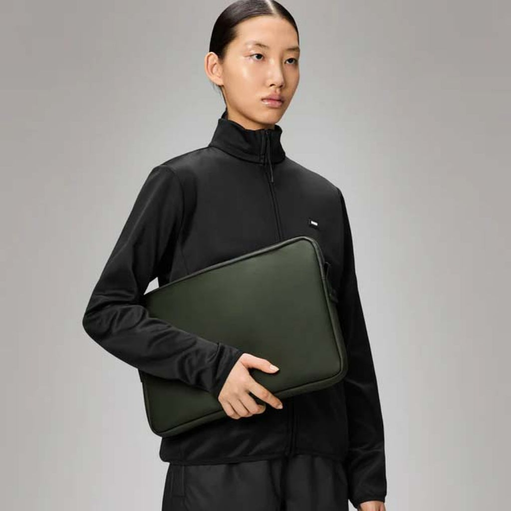 RAINS TRAIL LAPTOP CASE en color VERDE  (6)