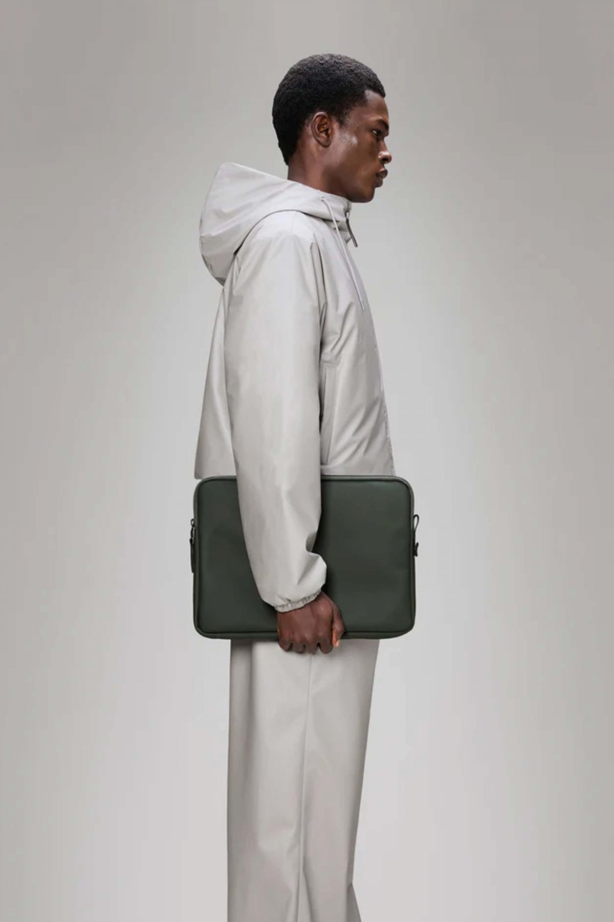 RAINS TRAIL LAPTOP CASE en color VERDE  (2)