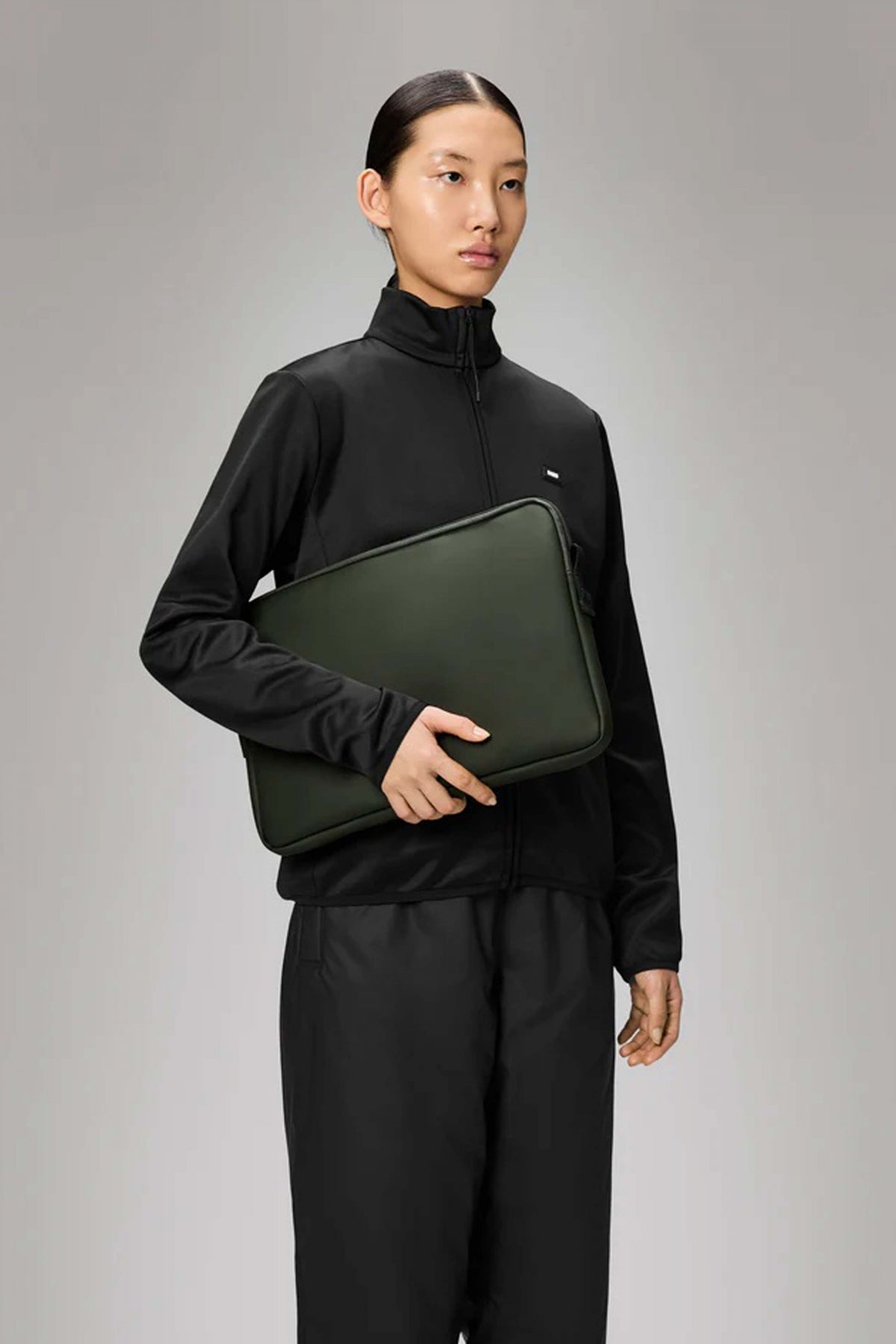 RAINS TRAIL LAPTOP CASE en color VERDE  (3)