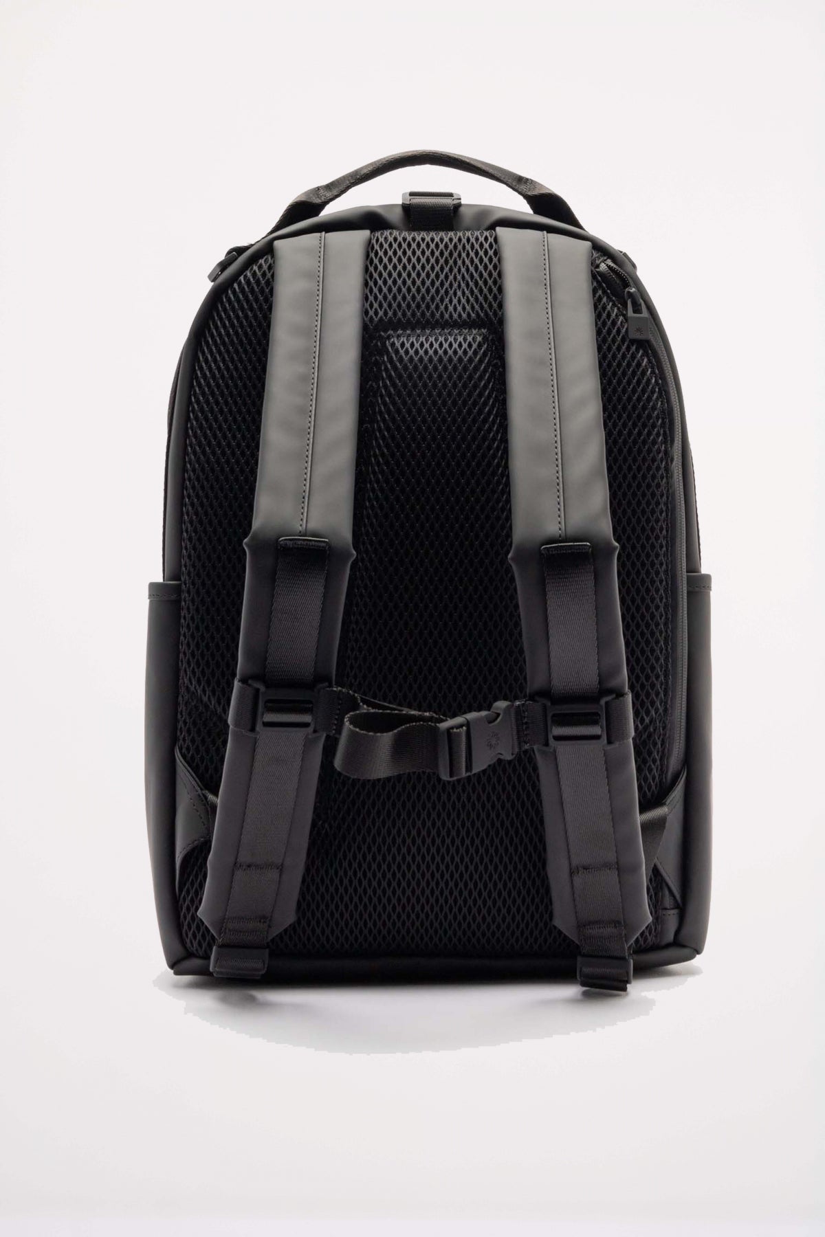 RAINS CLIP FRONT BACKPACK W en color NEGRO  (2)