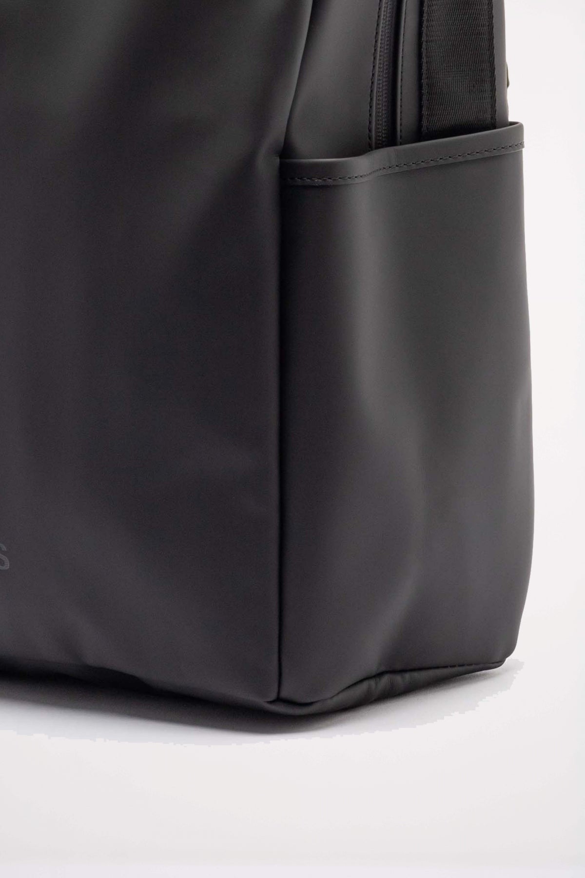 RAINS CLIP FRONT BACKPACK W en color NEGRO  (3)