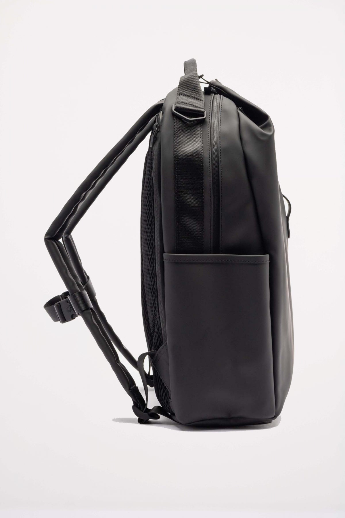 RAINS CLIP FRONT BACKPACK W en color NEGRO  (4)