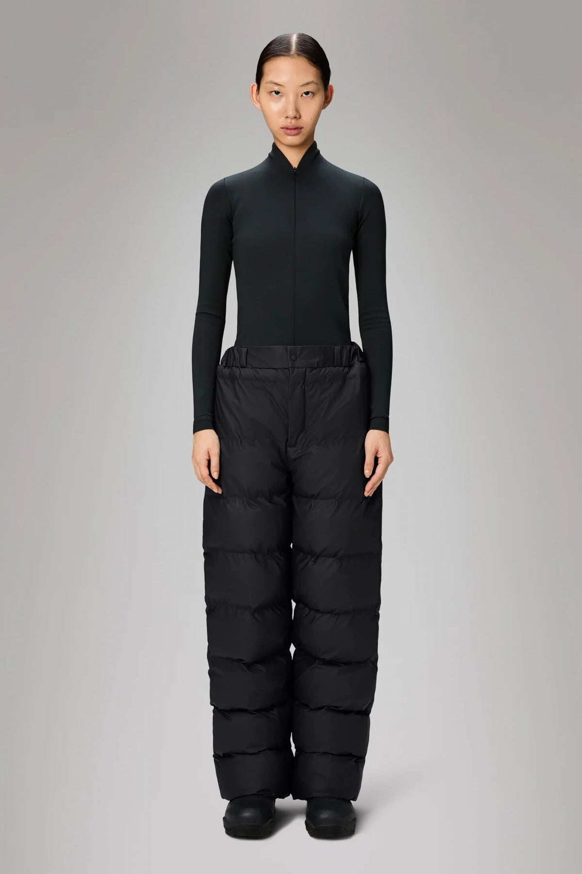 RAINS ALTA PUFFER PANTS REGULAR W en color NEGRO  (1)