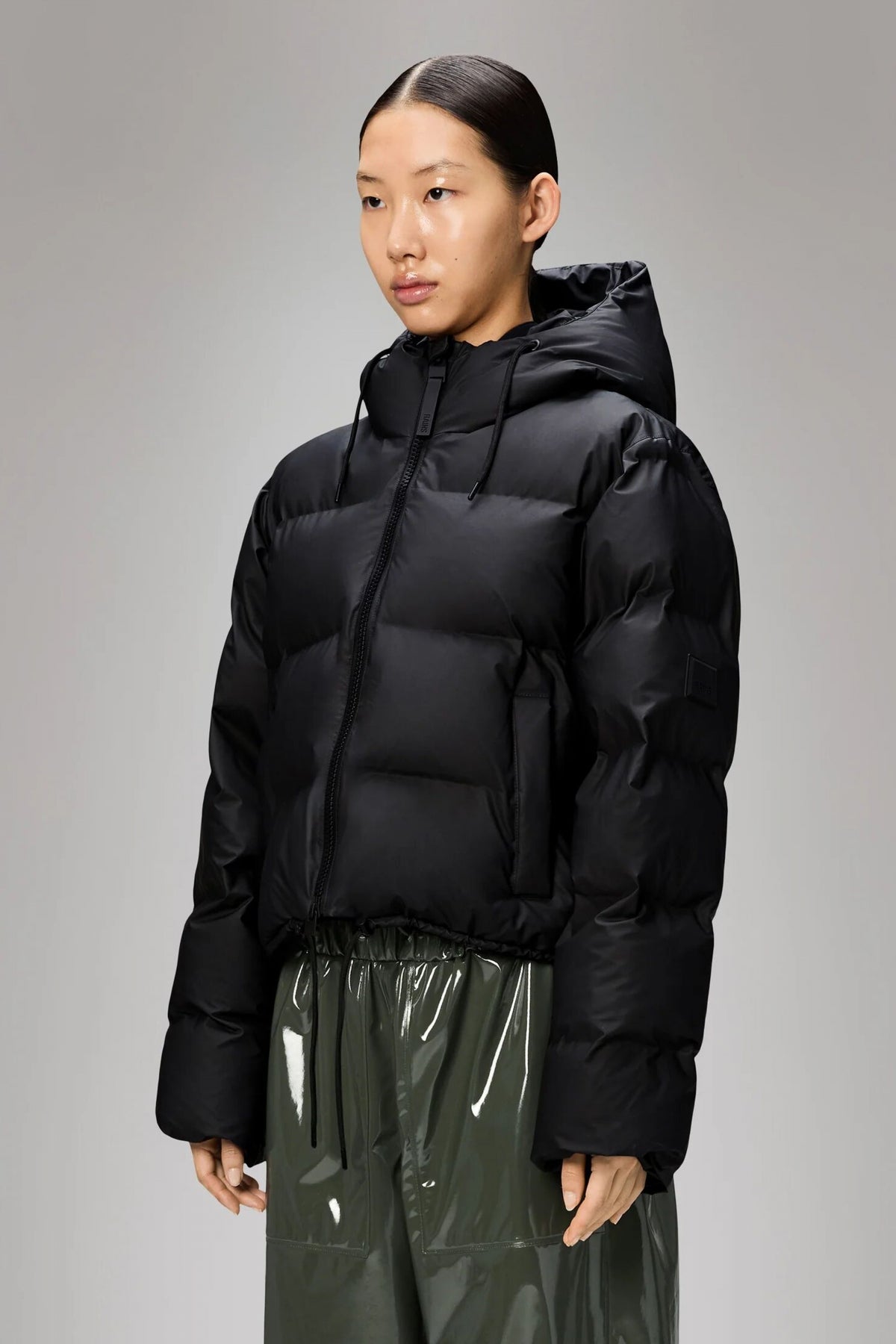 RAINS ALTA SHORT PUFFER JACKET WT en color NEGRO  (1)