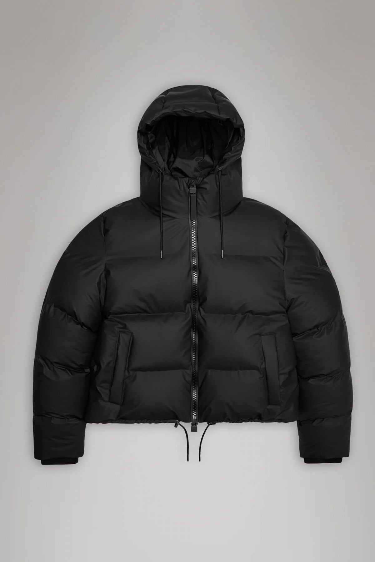 RAINS ALTA SHORT PUFFER JACKET WT en color NEGRO  (2)