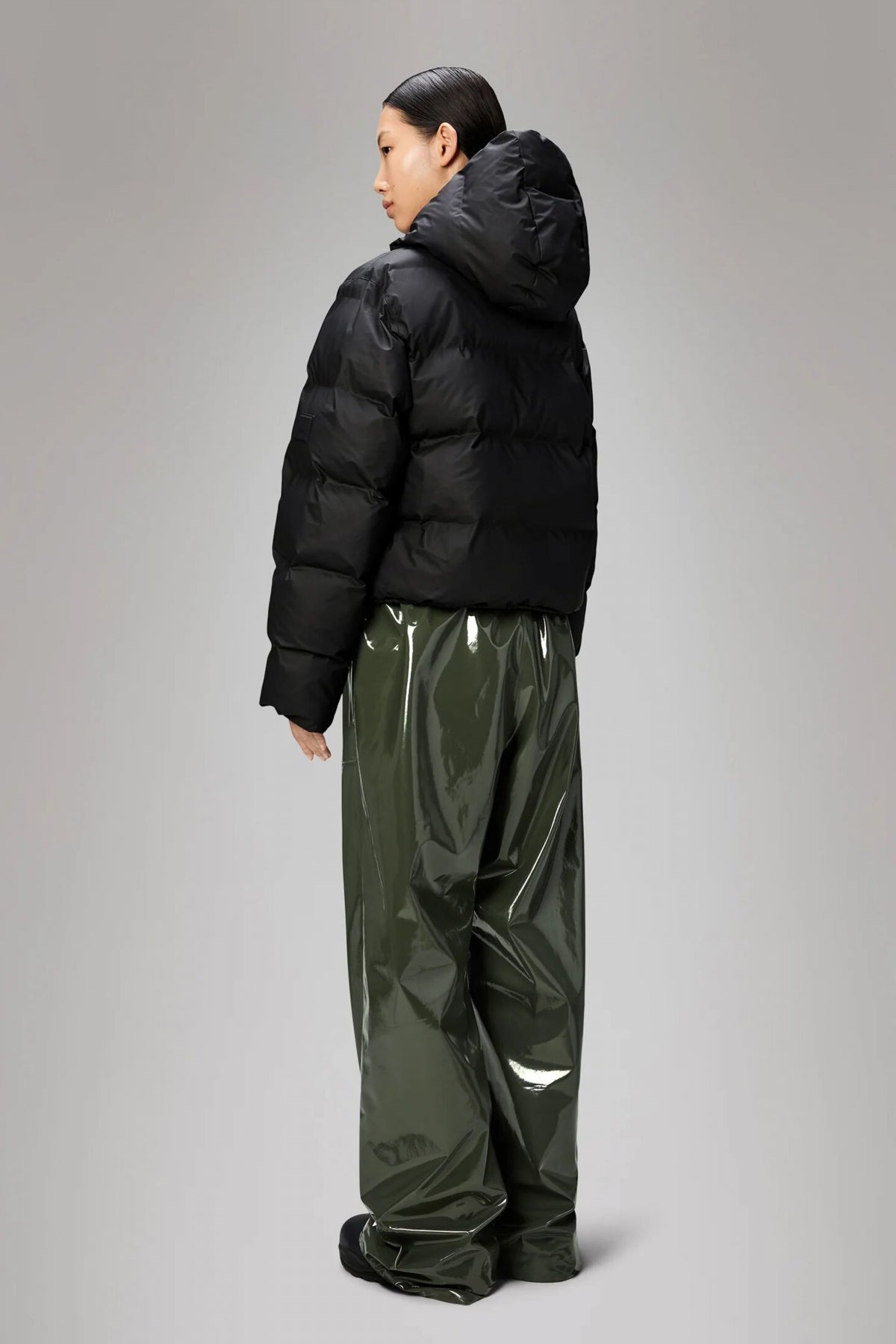 RAINS ALTA SHORT PUFFER JACKET WT en color NEGRO  (3)