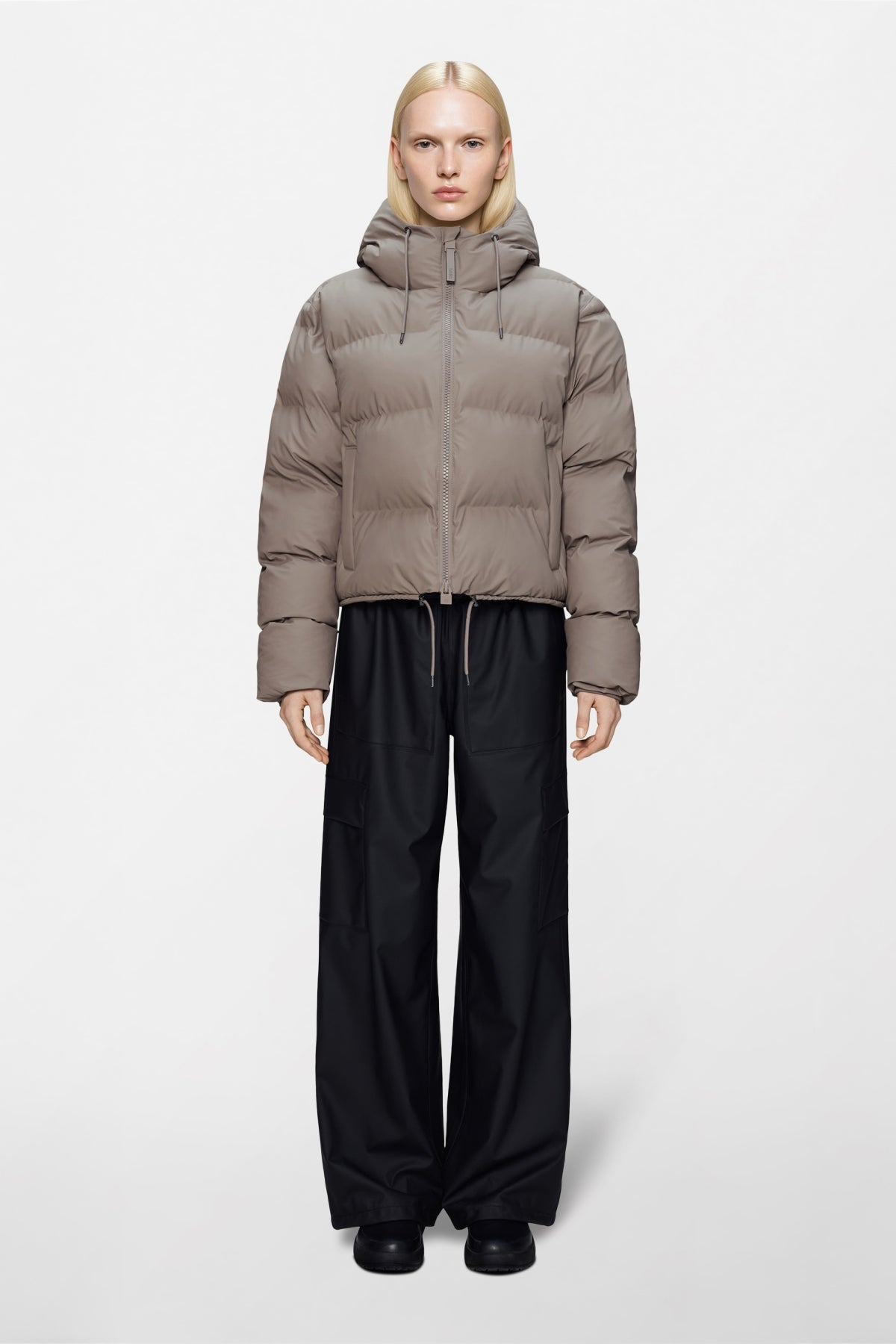 RAINS R ALTA SHORT PUFFER JACKET WT en color BEIS  (1)