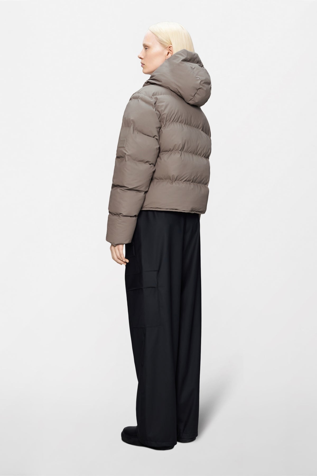 RAINS R ALTA SHORT PUFFER JACKET WT en color BEIS  (2)