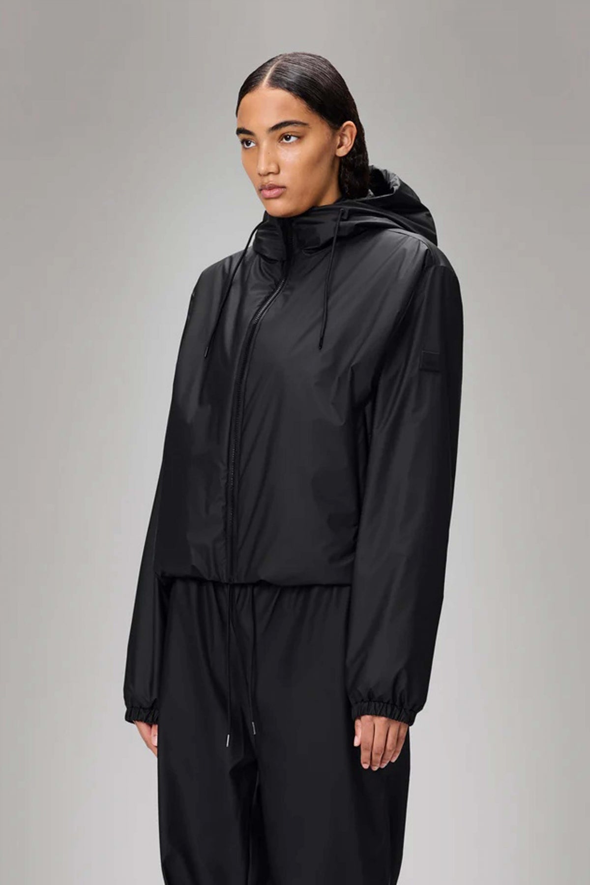 RAINS LOHJA SHORT INSULATED JACKET en color NEGRO  (1)