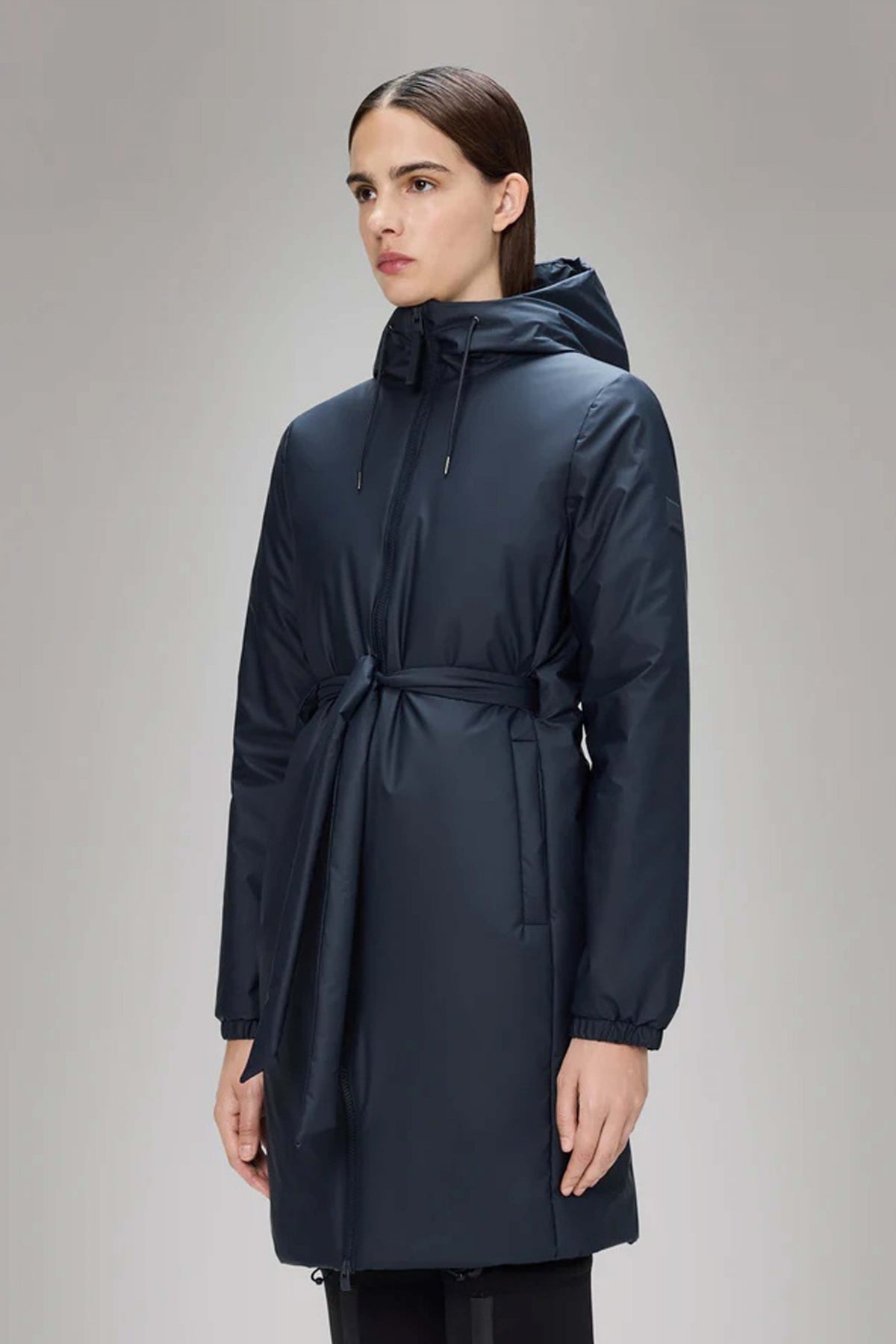 RAINS LOHJA LONG INSULATED CURVE J en color AZUL  (1)