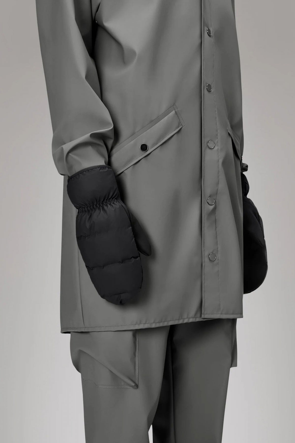 RAINS LOHJA PUFFER MITTENS WT en color NEGRO  (2)