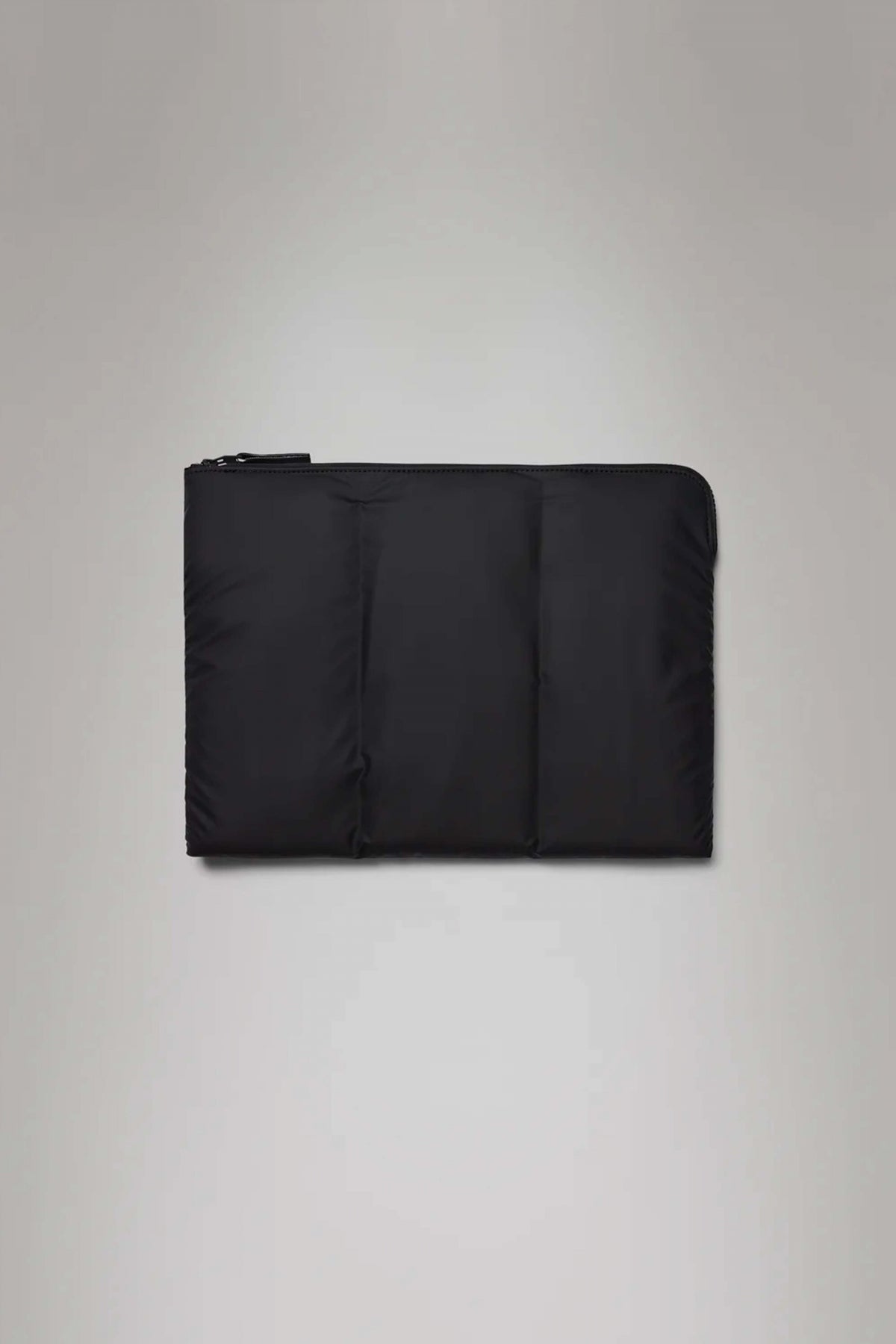 RAINS PUFFER LAPTOP COVER " " en color NEGRO  (1)