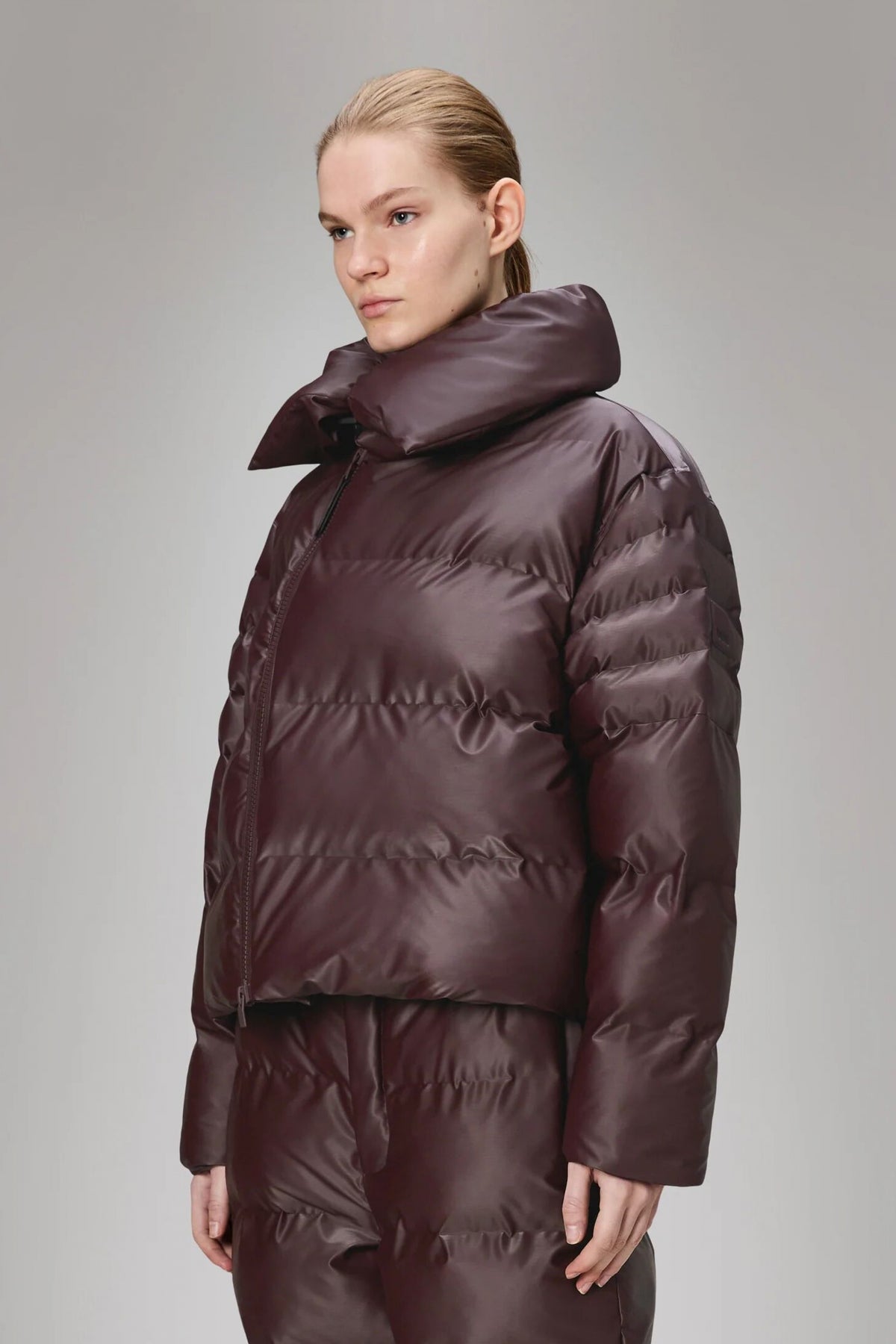 RAINS ALTA VISION SHORT PUFFER JACKET en color BURDEOS  (1)
