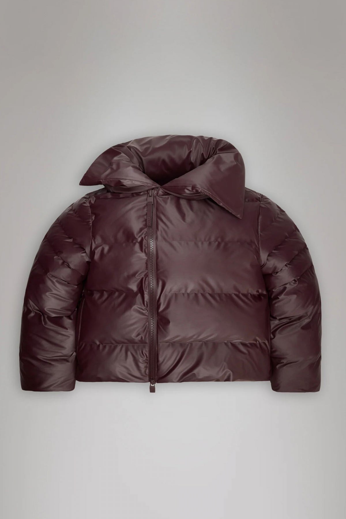 RAINS ALTA VISION SHORT PUFFER JACKET en color BURDEOS  (2)