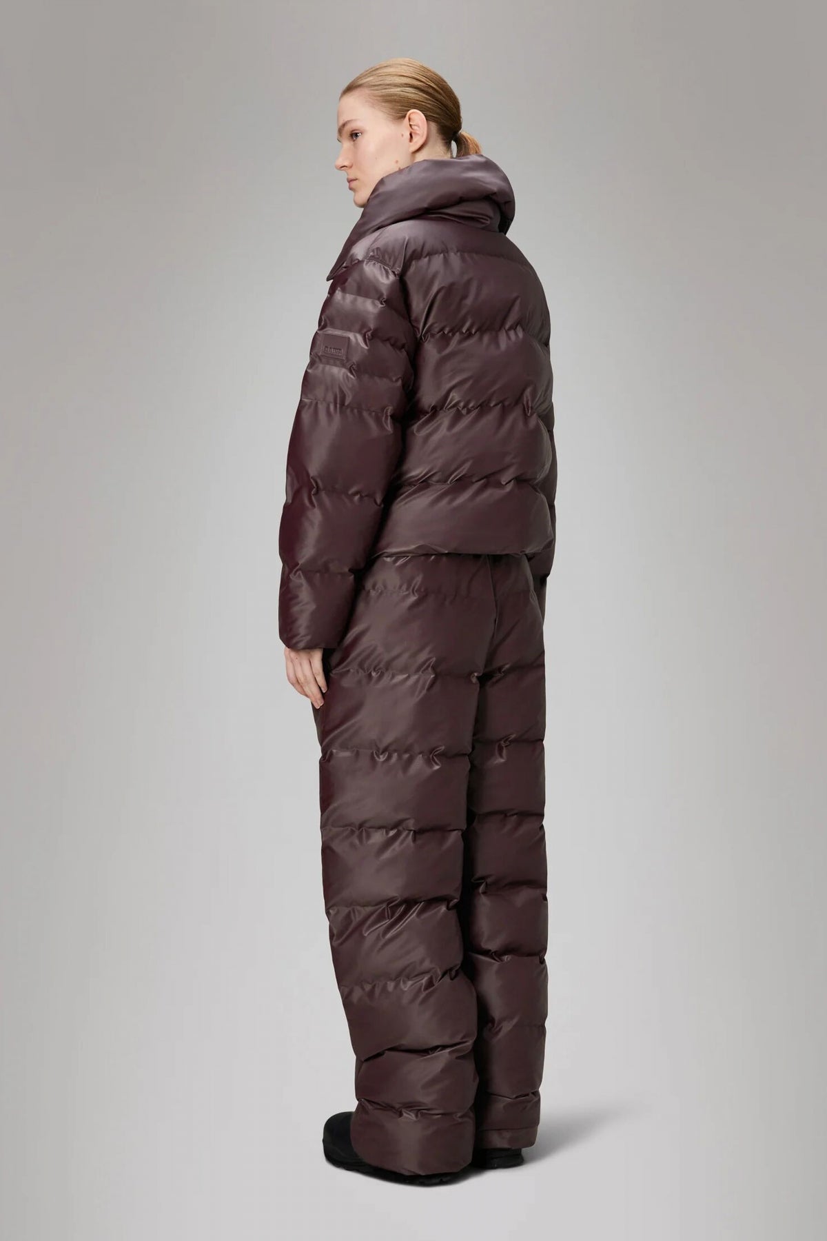 RAINS ALTA VISION SHORT PUFFER JACKET en color BURDEOS  (3)