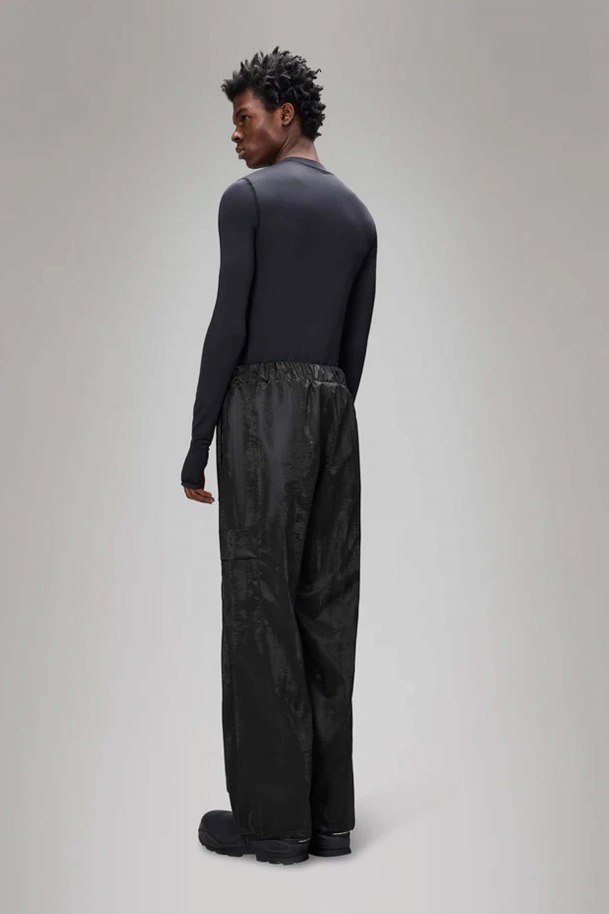 RAINS CARGO RAIN PANTS WIDE en color NEGRO  (3)