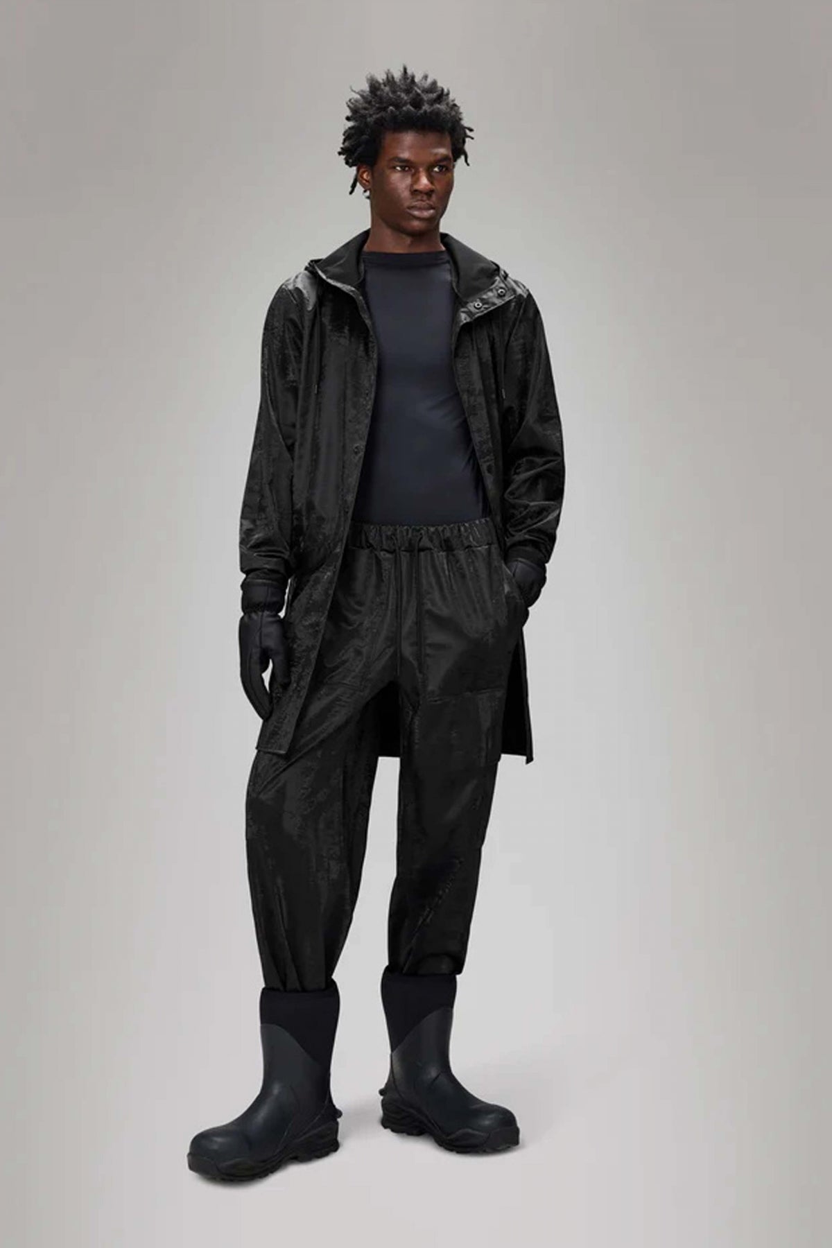 RAINS CARGO RAIN PANTS WIDE en color NEGRO  (4)