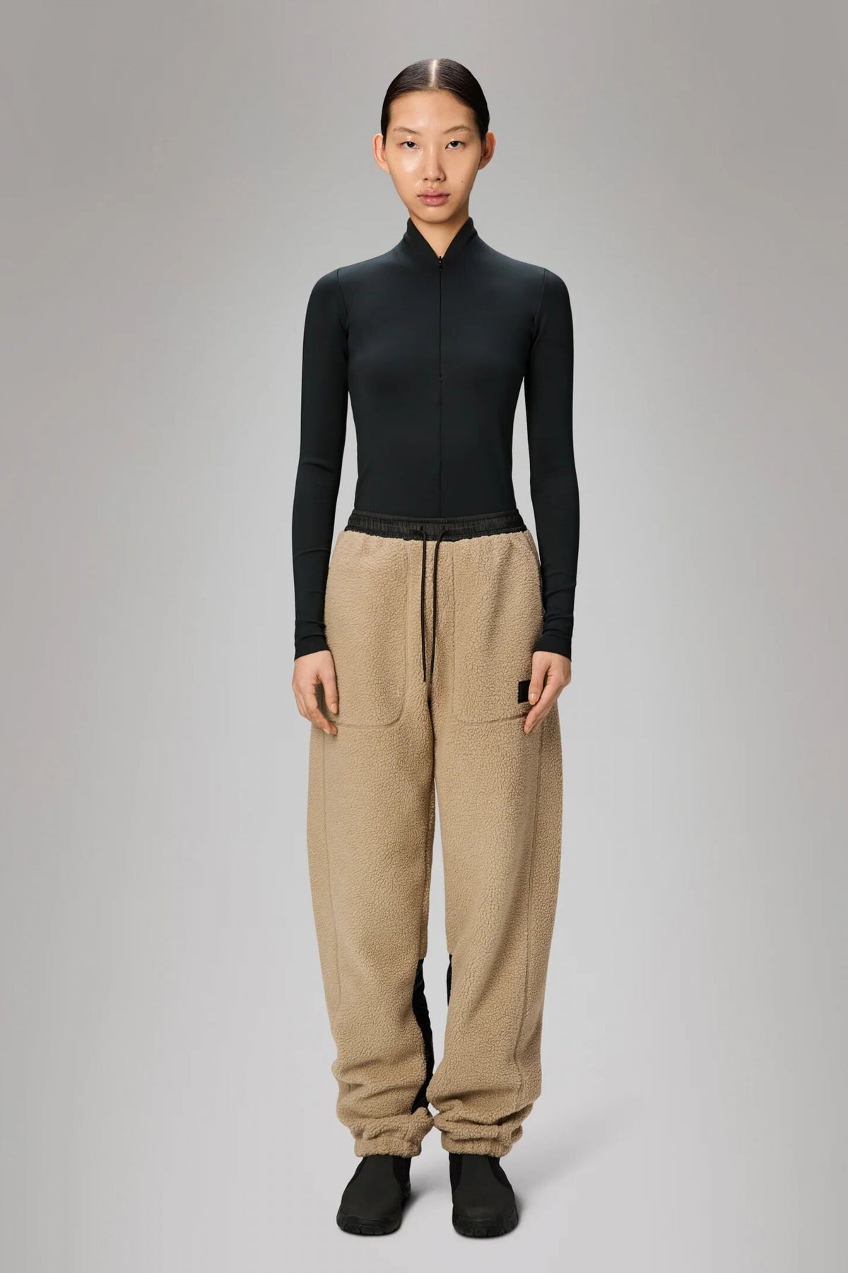 RAINS  YERMO FLEECE PANTS REGULAR  en color BEIS  (1)