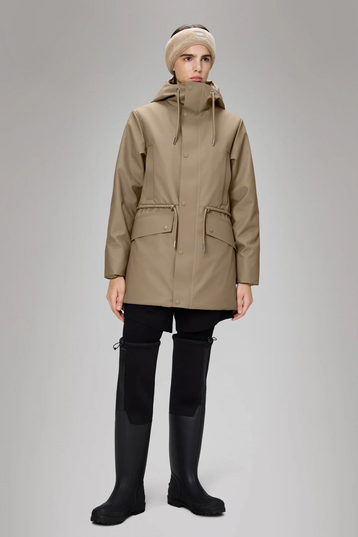 RAINS NOME SHORT W PARKA WT en color BEIS  (4)