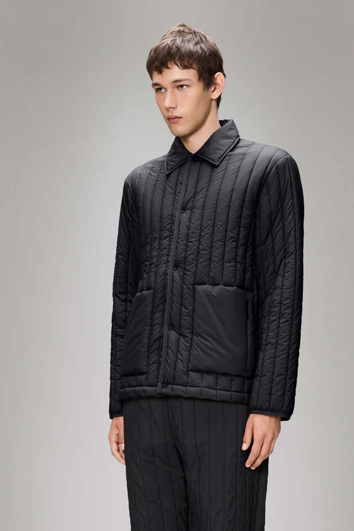 RAINS BANJA LINER OVERSHIRT T en color NEGRO  (1)