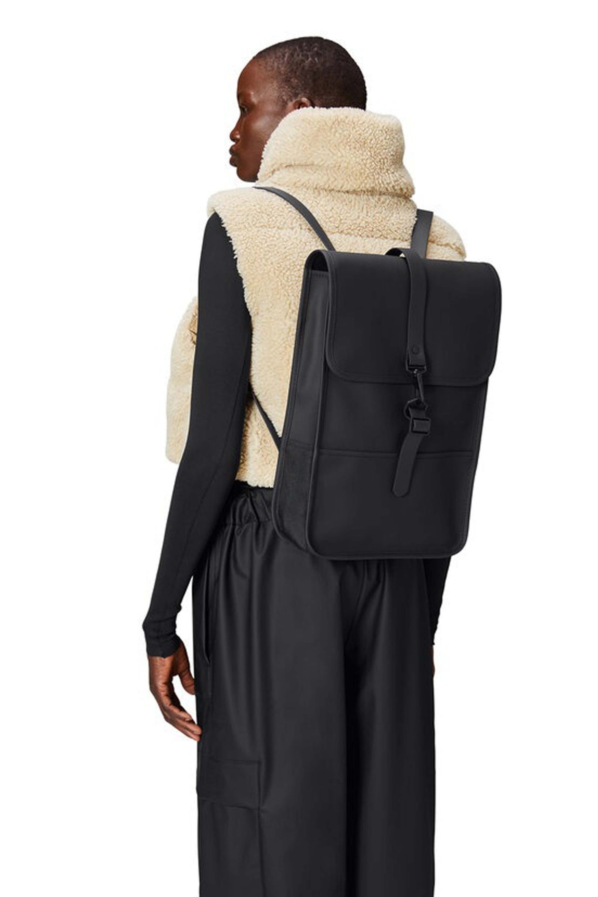 RAINS  BACKPACK MINI W en color NEGRO  (1)