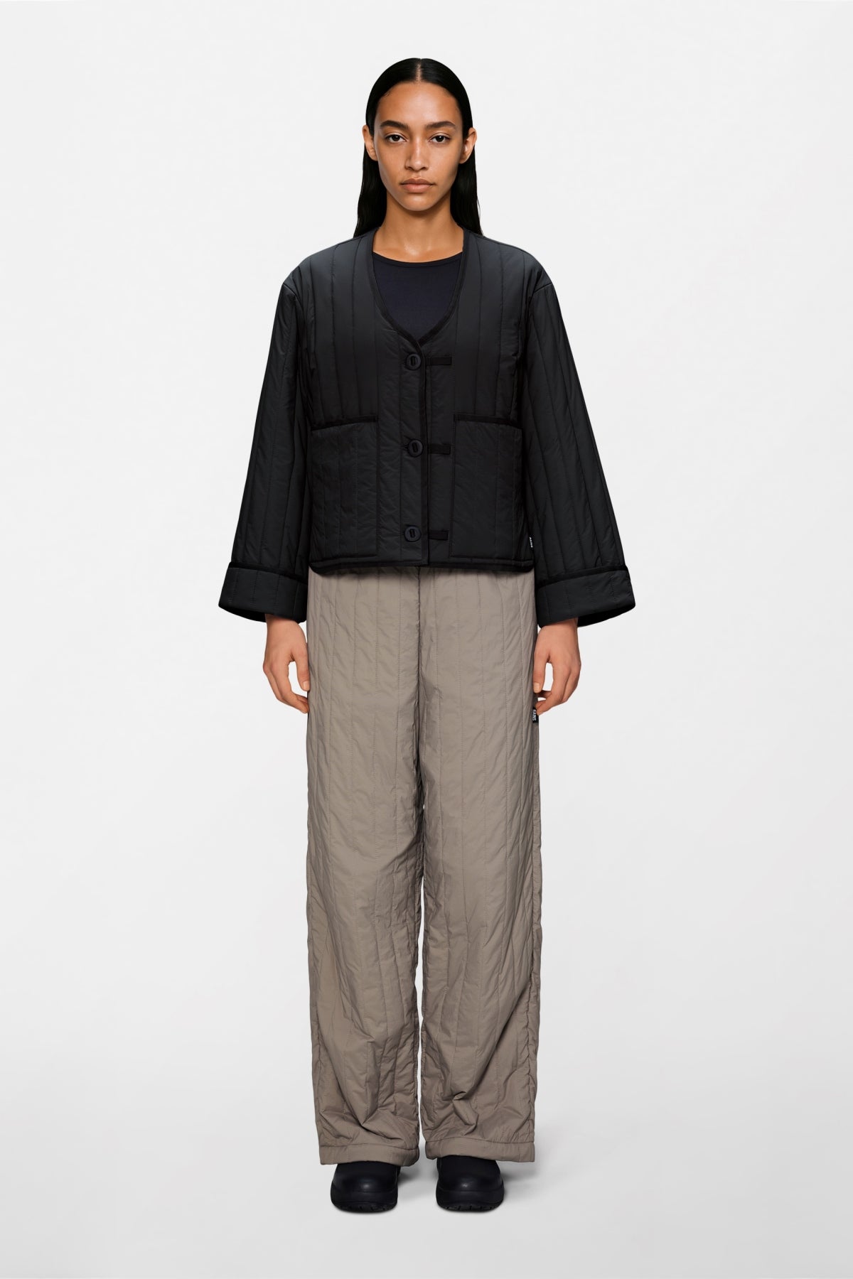 RAINS R BANJA LINER JACKET T en color NEGRO  (3)