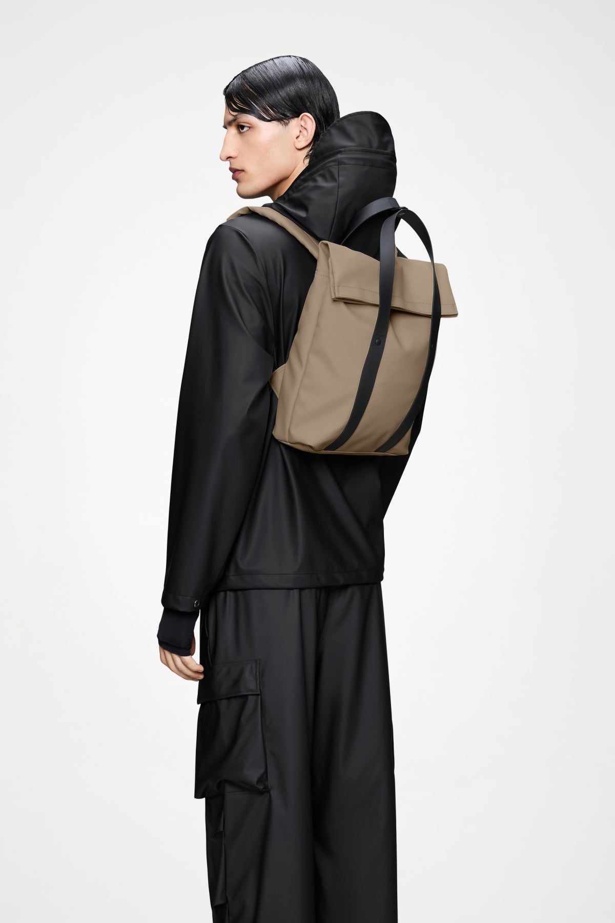 RAINS R TOTE BACKPACK MINI W en color NEGRO  (4)