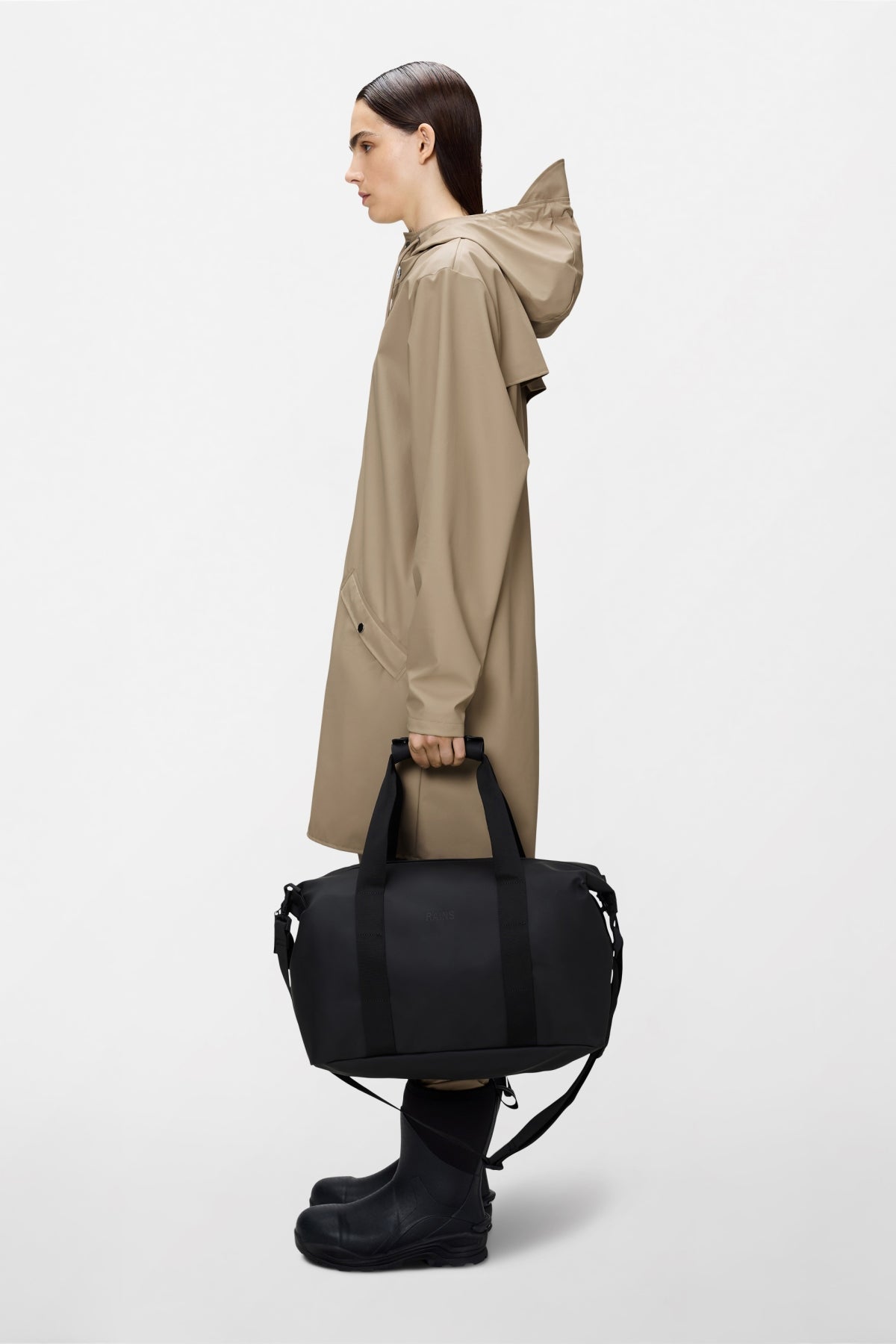 RAINS R HILO WEEKEND BAG SMALL W en color NEGRO  (3)
