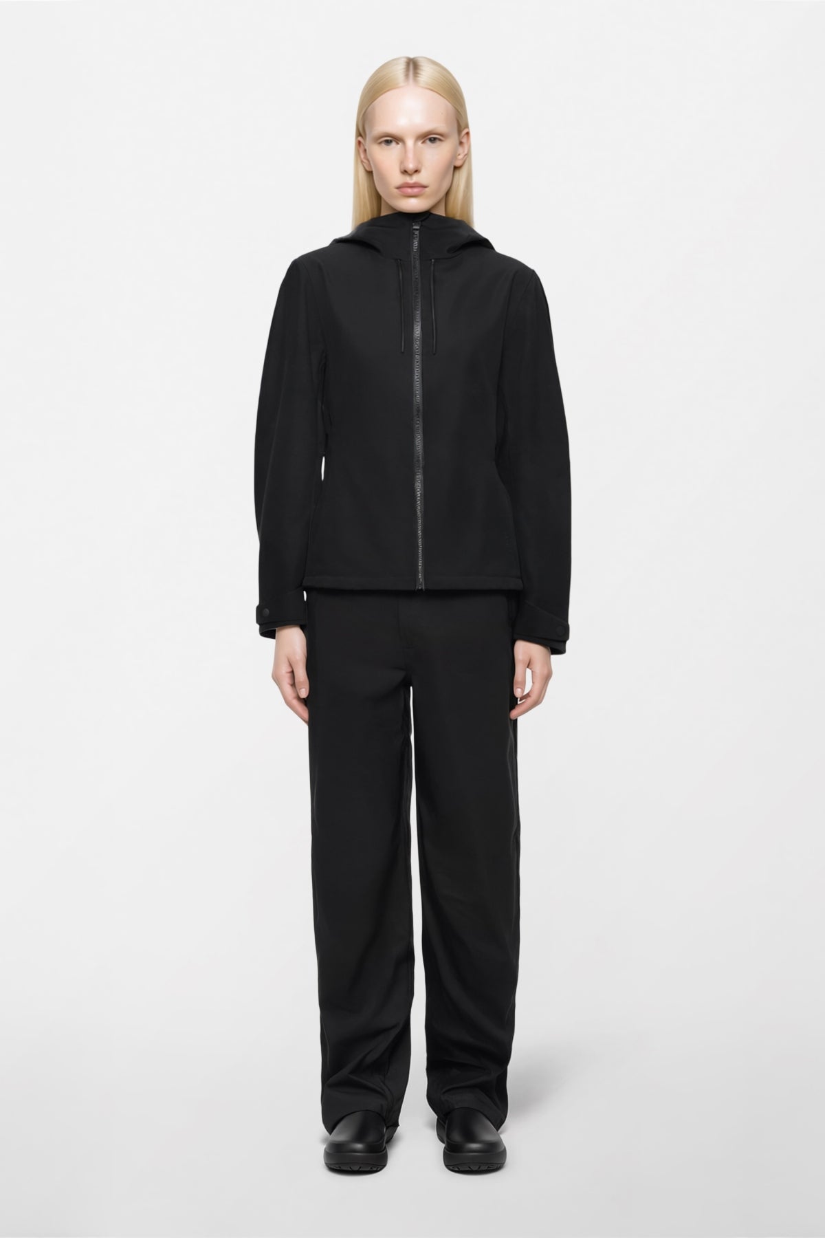 RAINS R SUVA SOFTSHELL JACKET WT en color NEGRO  (1)