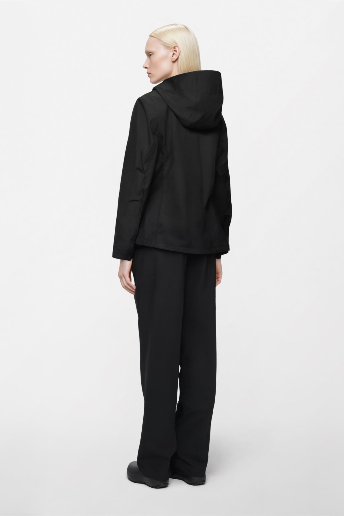 RAINS R SUVA SOFTSHELL JACKET WT en color NEGRO  (2)
