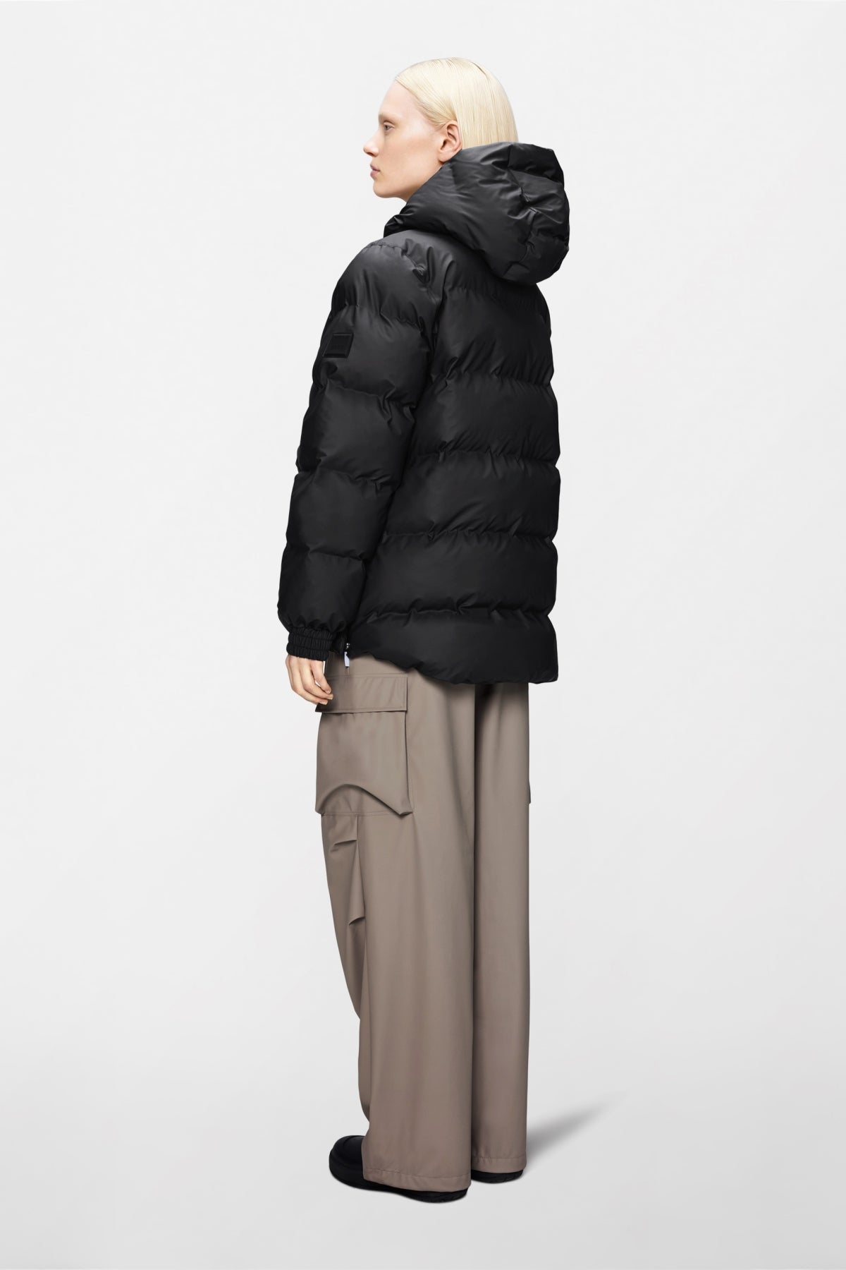 RAINS R ALTA LINE PUFFER JACKET WT en color NEGRO  (2)