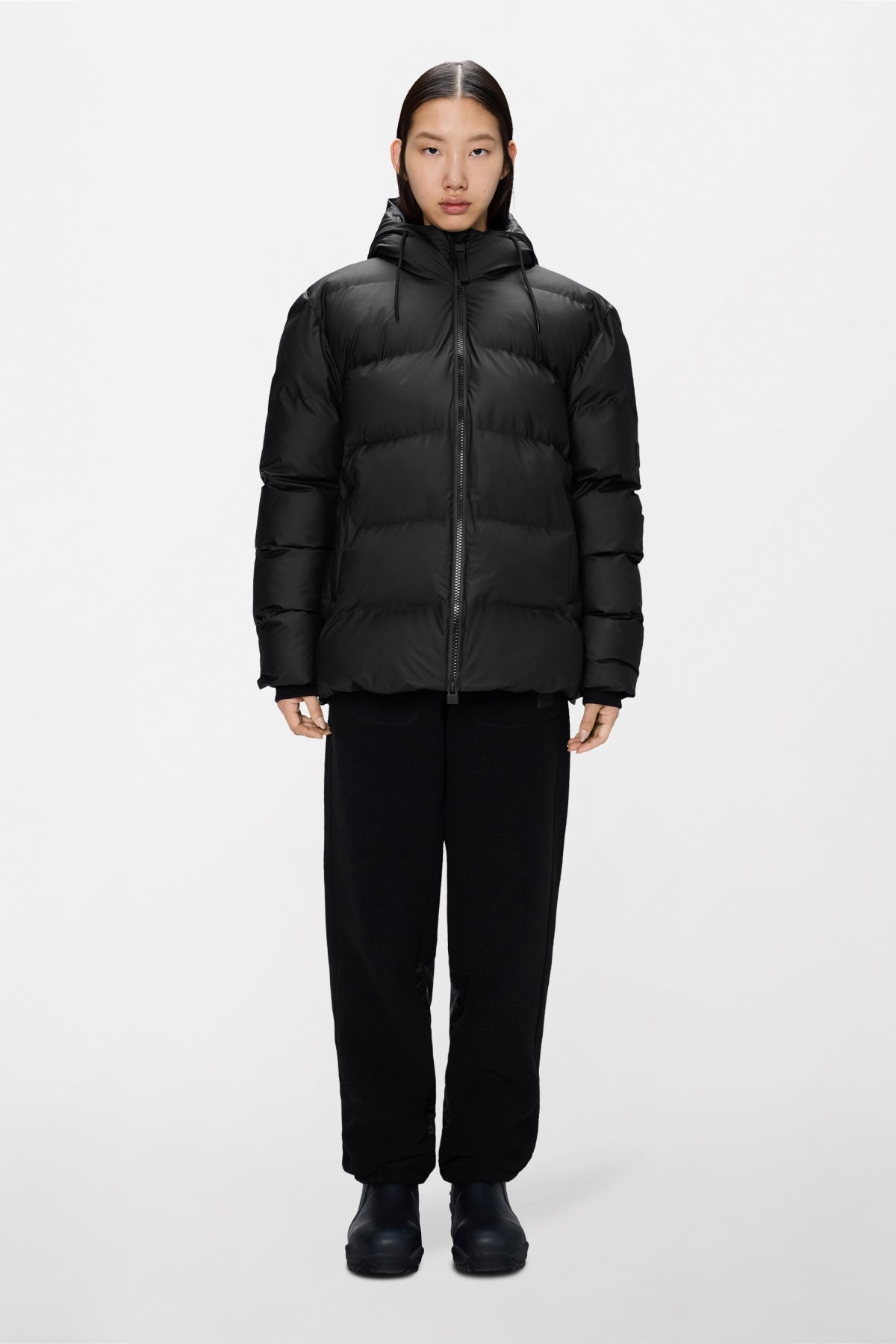RAINS R ALTA PUFFER JACKET WT en color NEGRO  (1)