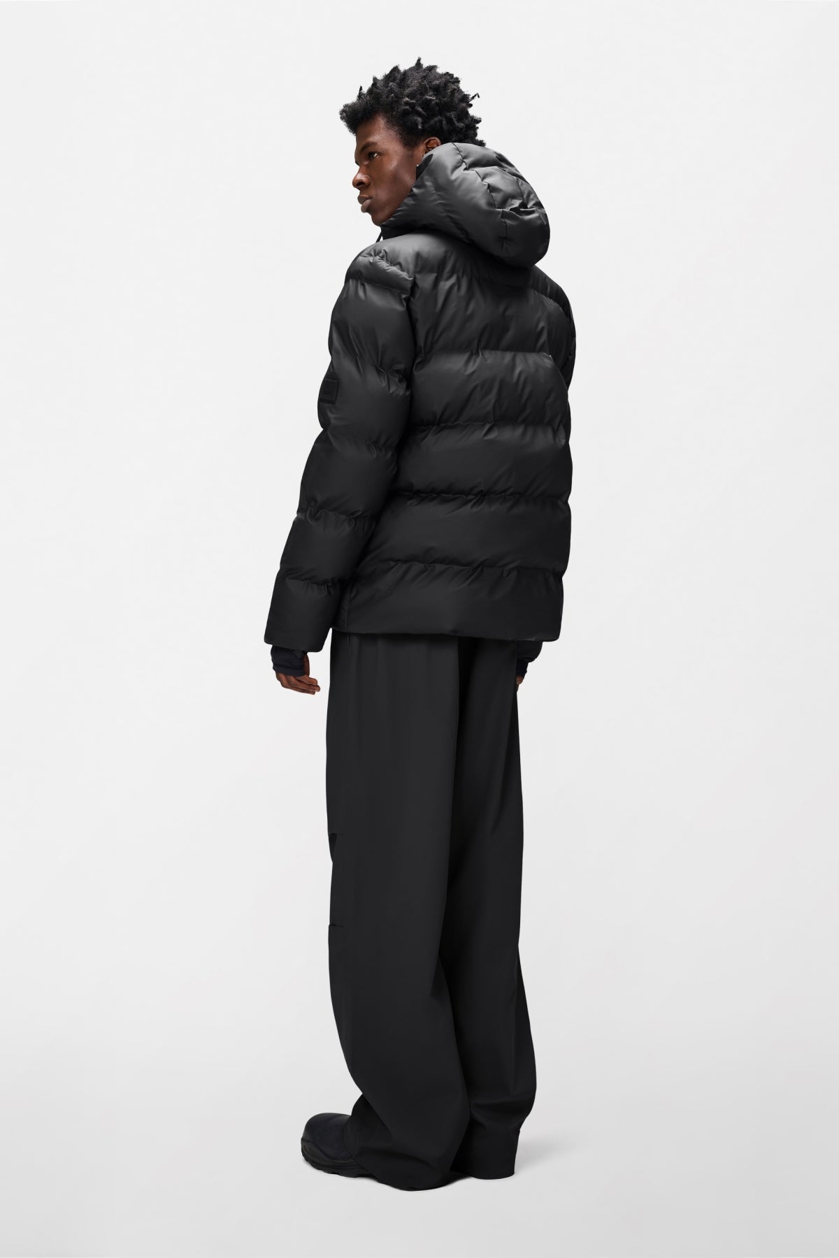 RAINS R ALTA PUFFER JACKET WT en color NEGRO  (2)