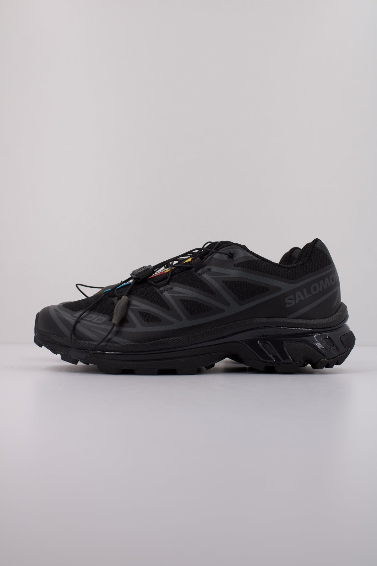 SALOMON BAJO XT  en color NEGRO  (1)