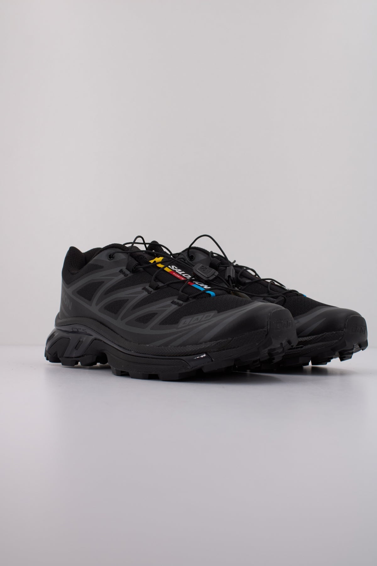 SALOMON BAJO XT  en color NEGRO  (2)