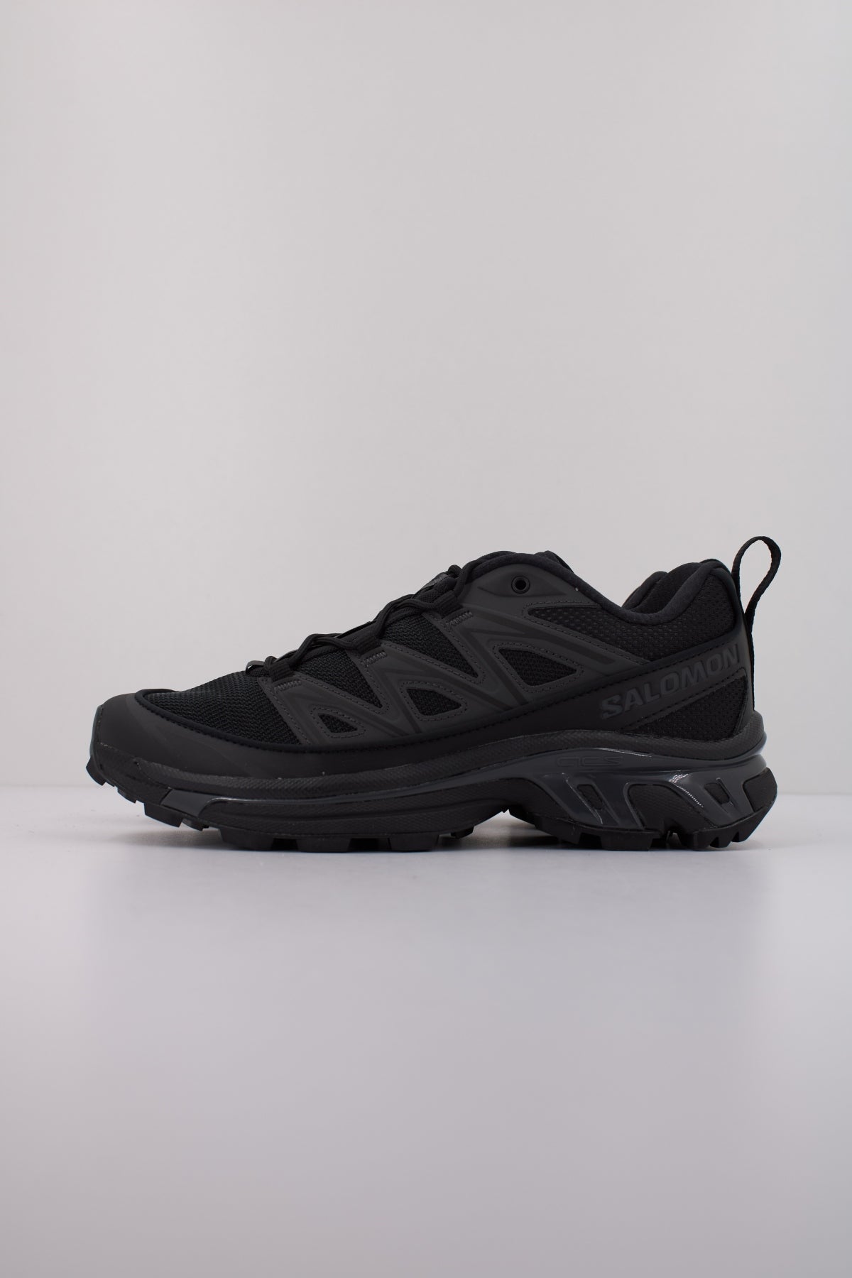 SALOMON BAJO XT  EXPANSE en color NEGRO  (1)