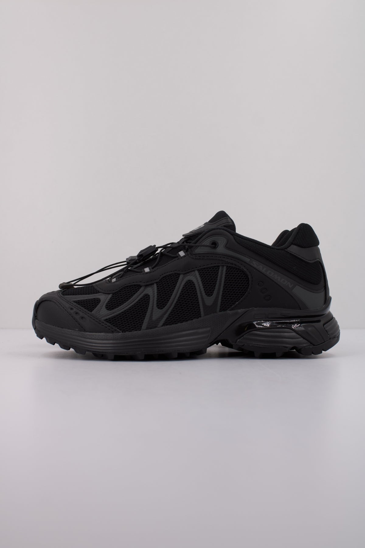 SALOMON BAJO XT WHISPER en color NEGRO  (1)