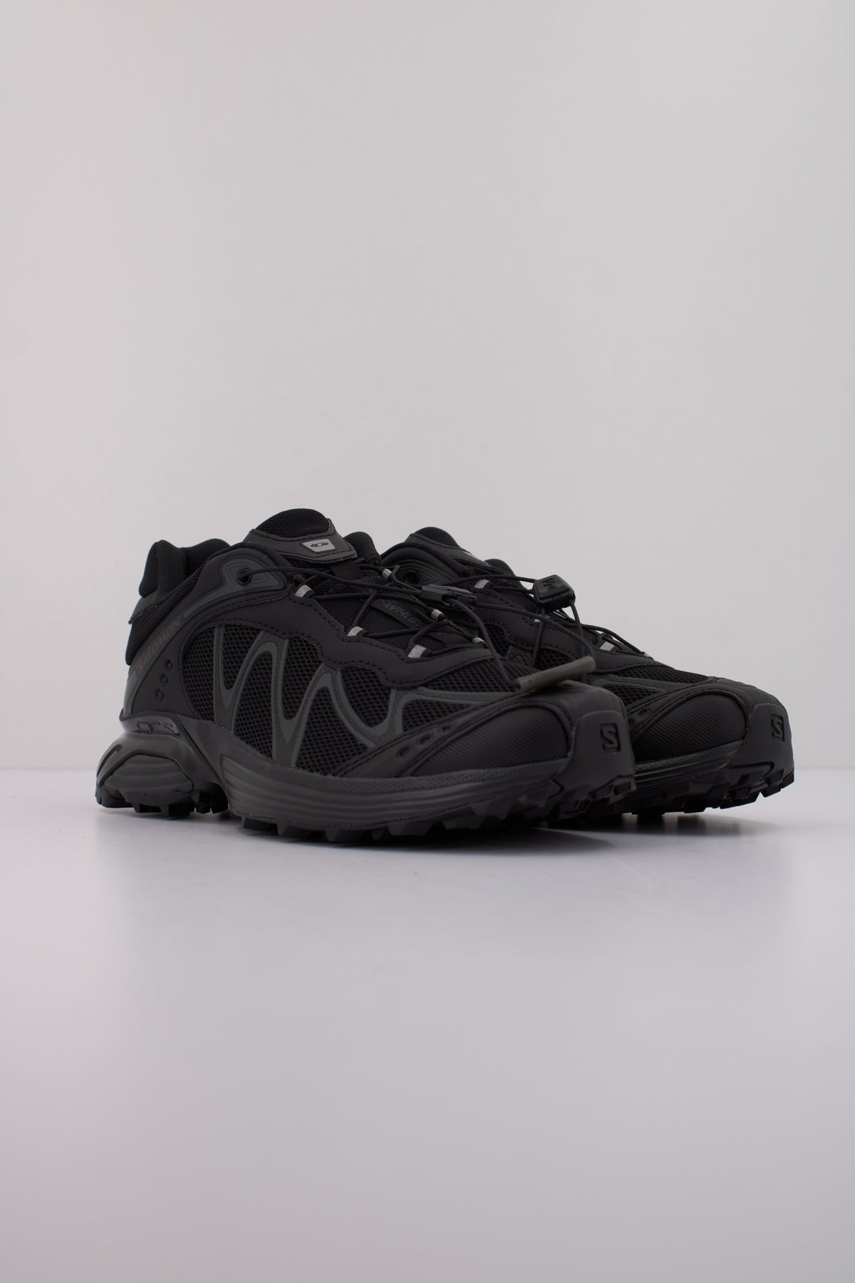 SALOMON BAJO XT WHISPER en color NEGRO  (2)