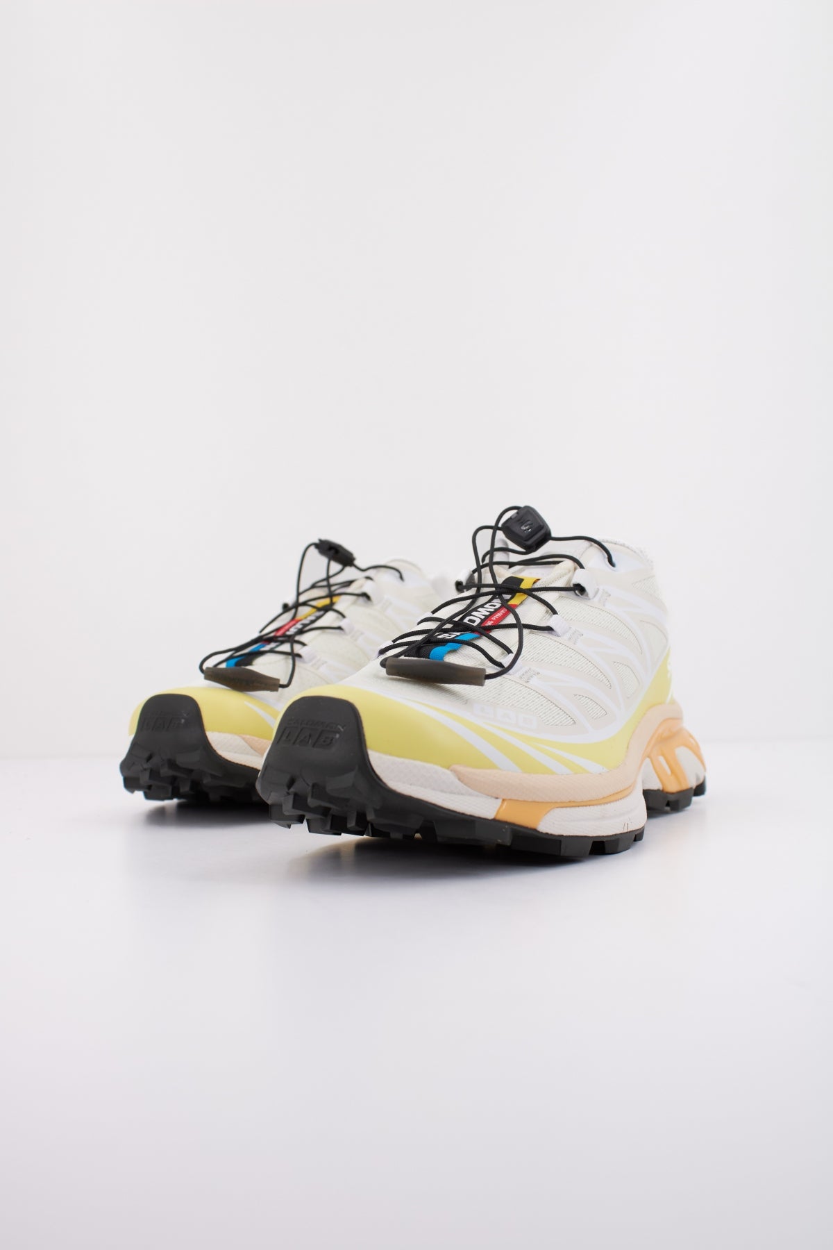 SALOMON BAJO XT  en color AMARILLO  (2)