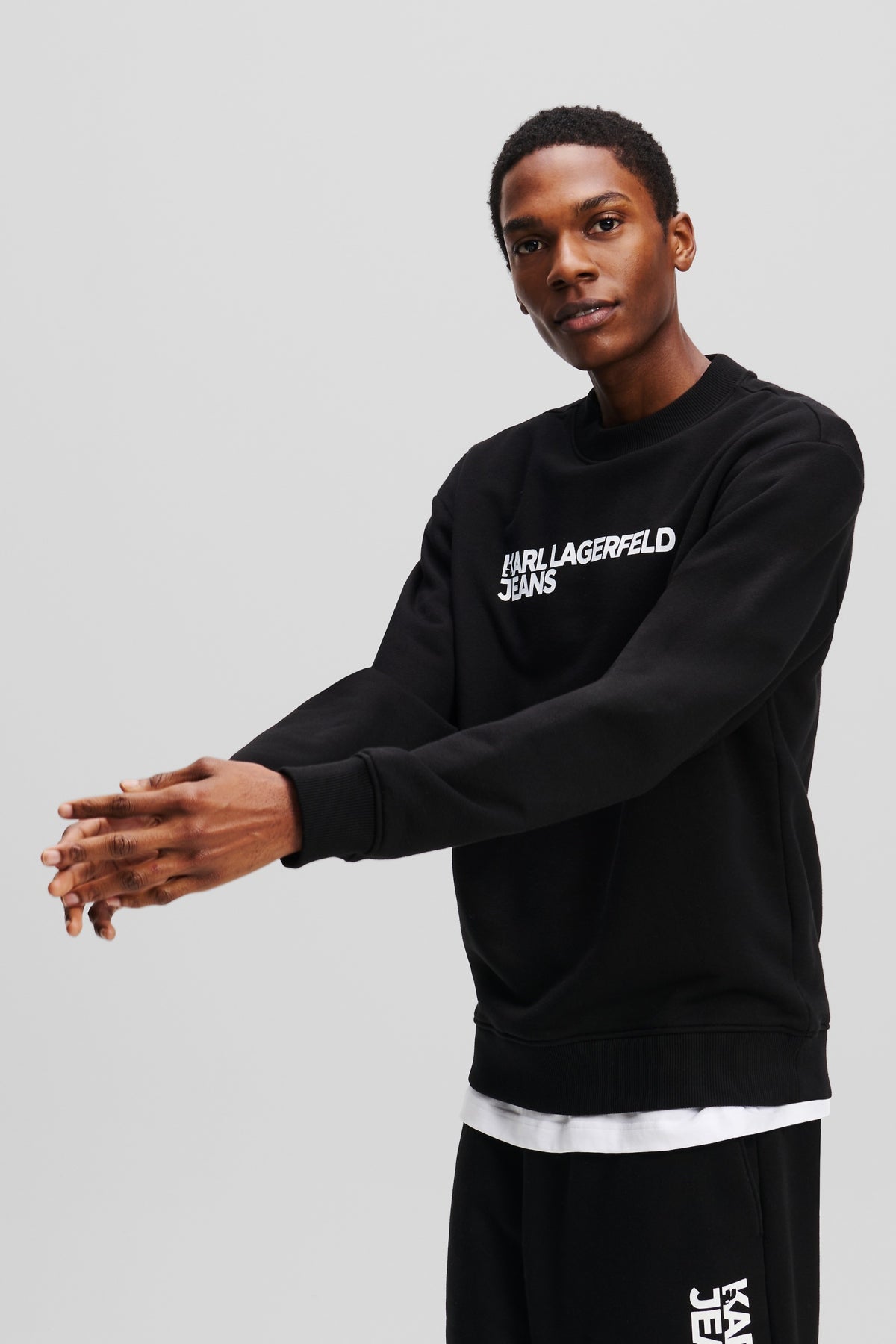KARL LAGERFELD JEANS KLJ REG ESSENTIAL LOGO SWE en color NEGRO  (1)