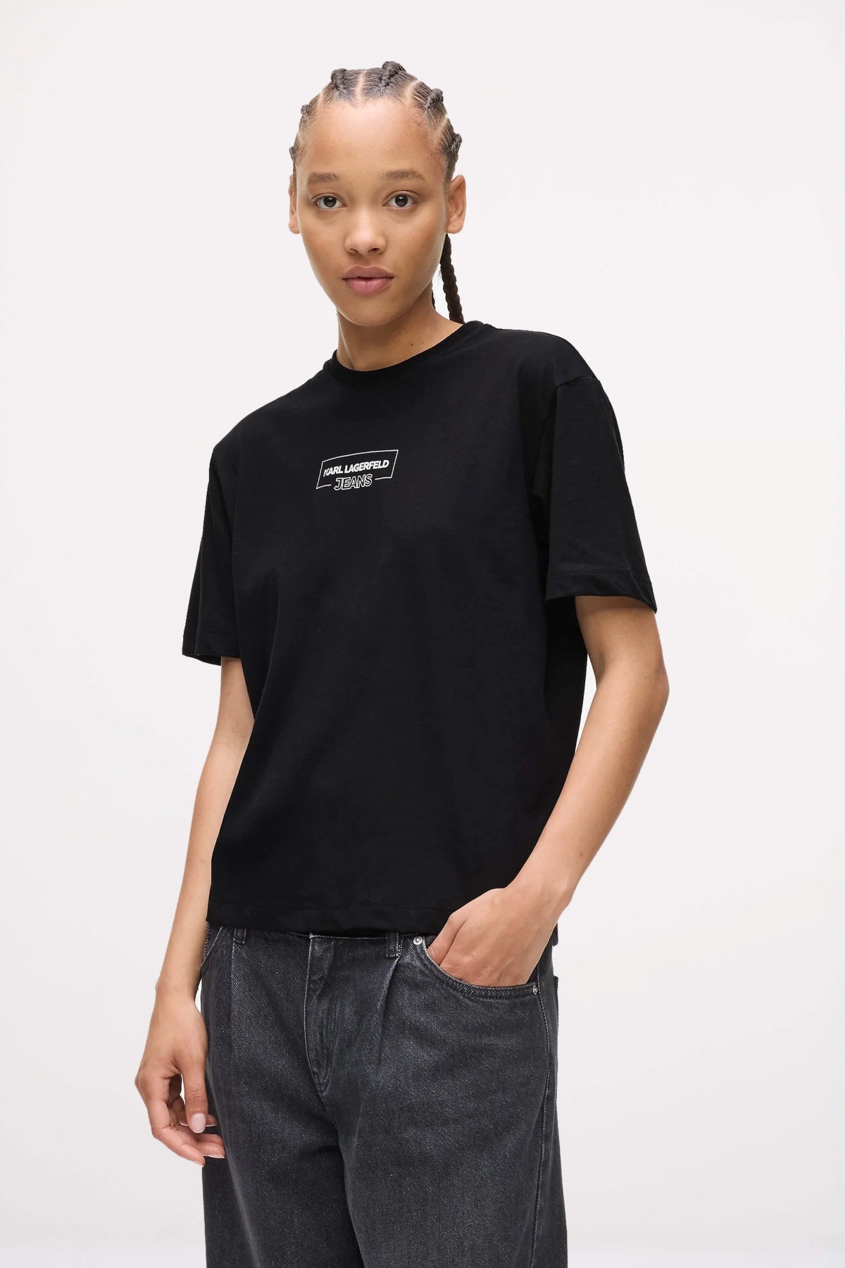 KARL LAGERFELD JEANS  KLJ REG OUTLINE LOGO TEE  en color NEGRO  (1)