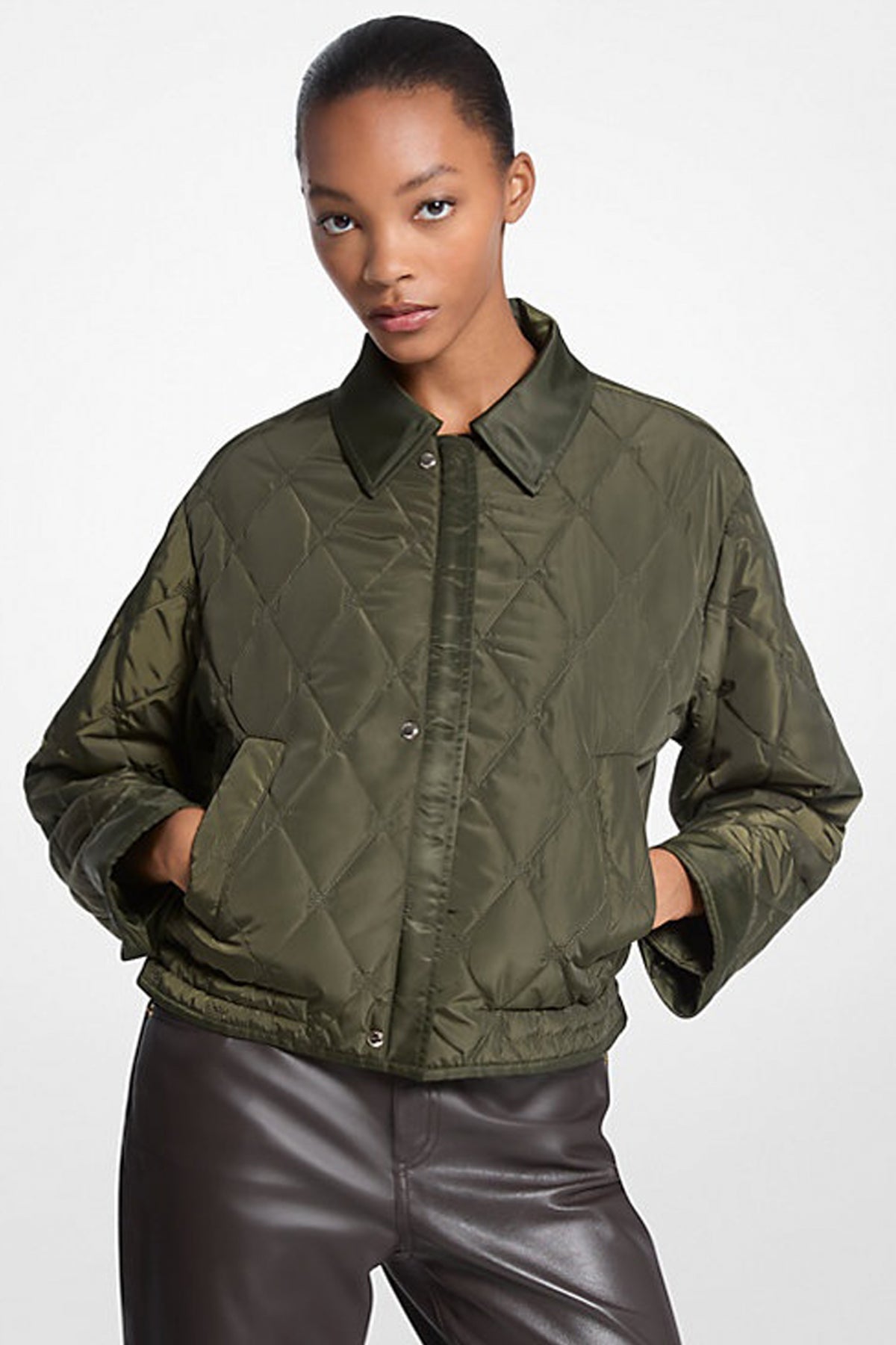 MICHAEL KORS CROPPED BOMBER en color VERDE  (3)
