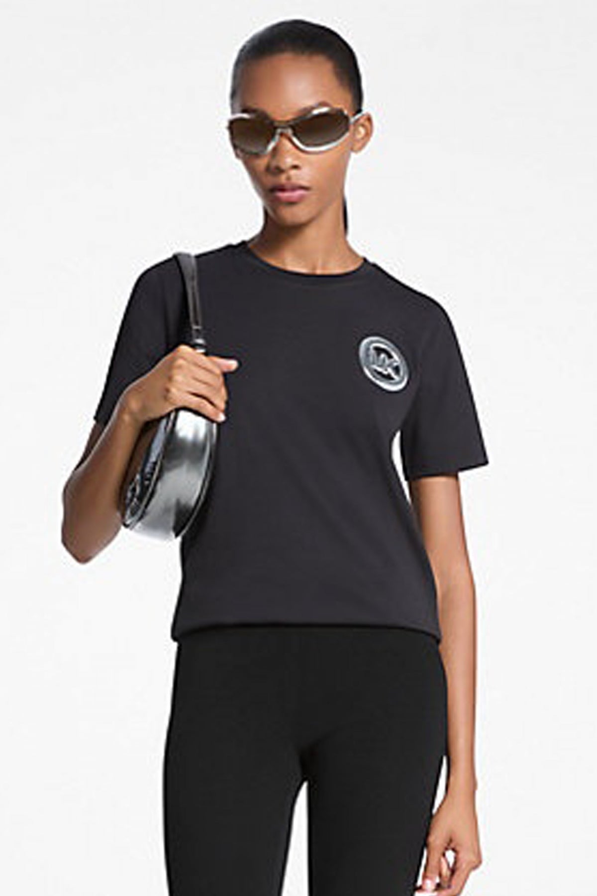 MICHAEL KORS MK CHARM SMALL TEE en color NEGRO  (1)