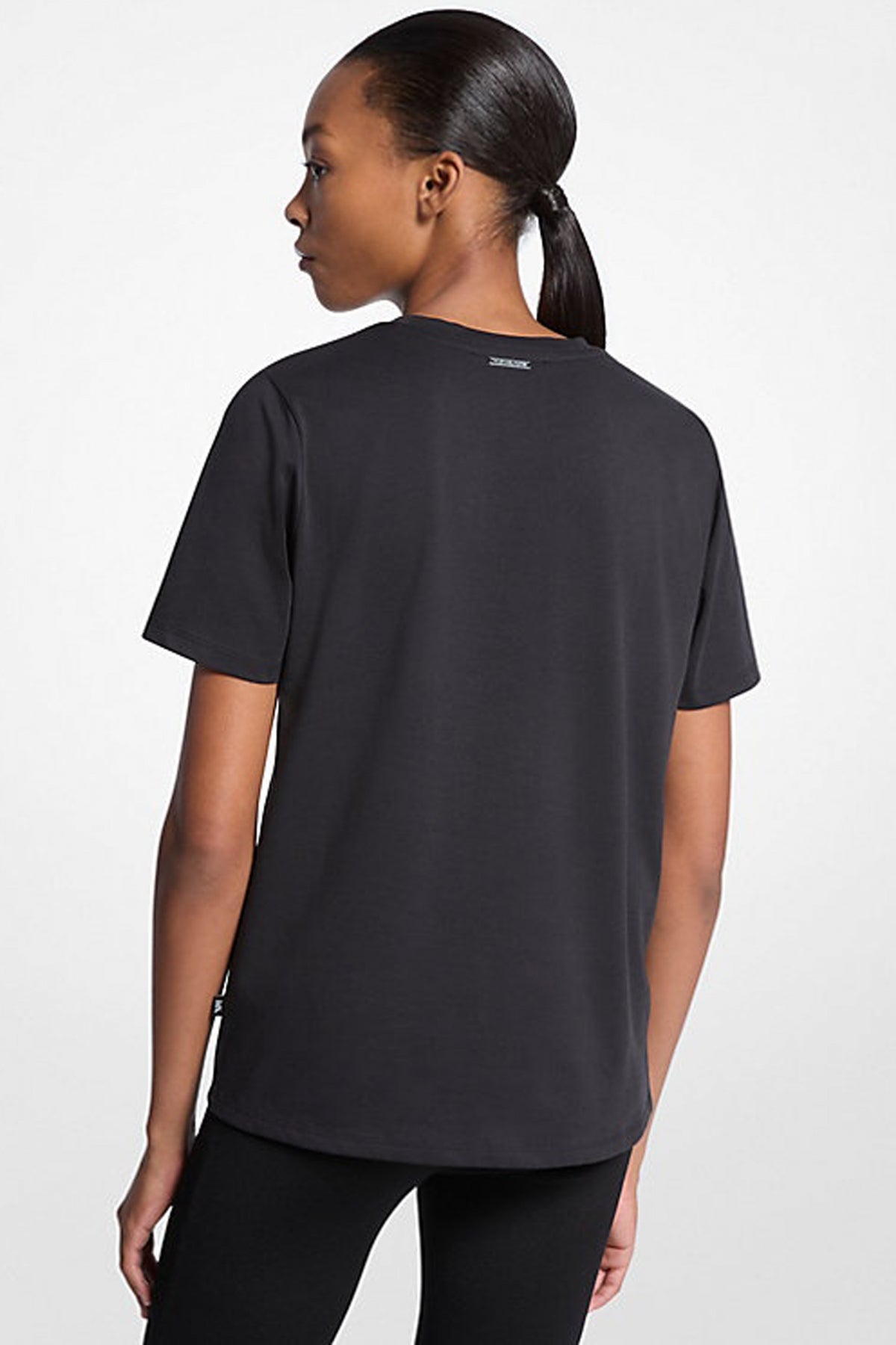 MICHAEL KORS MK CHARM SMALL TEE en color NEGRO  (2)