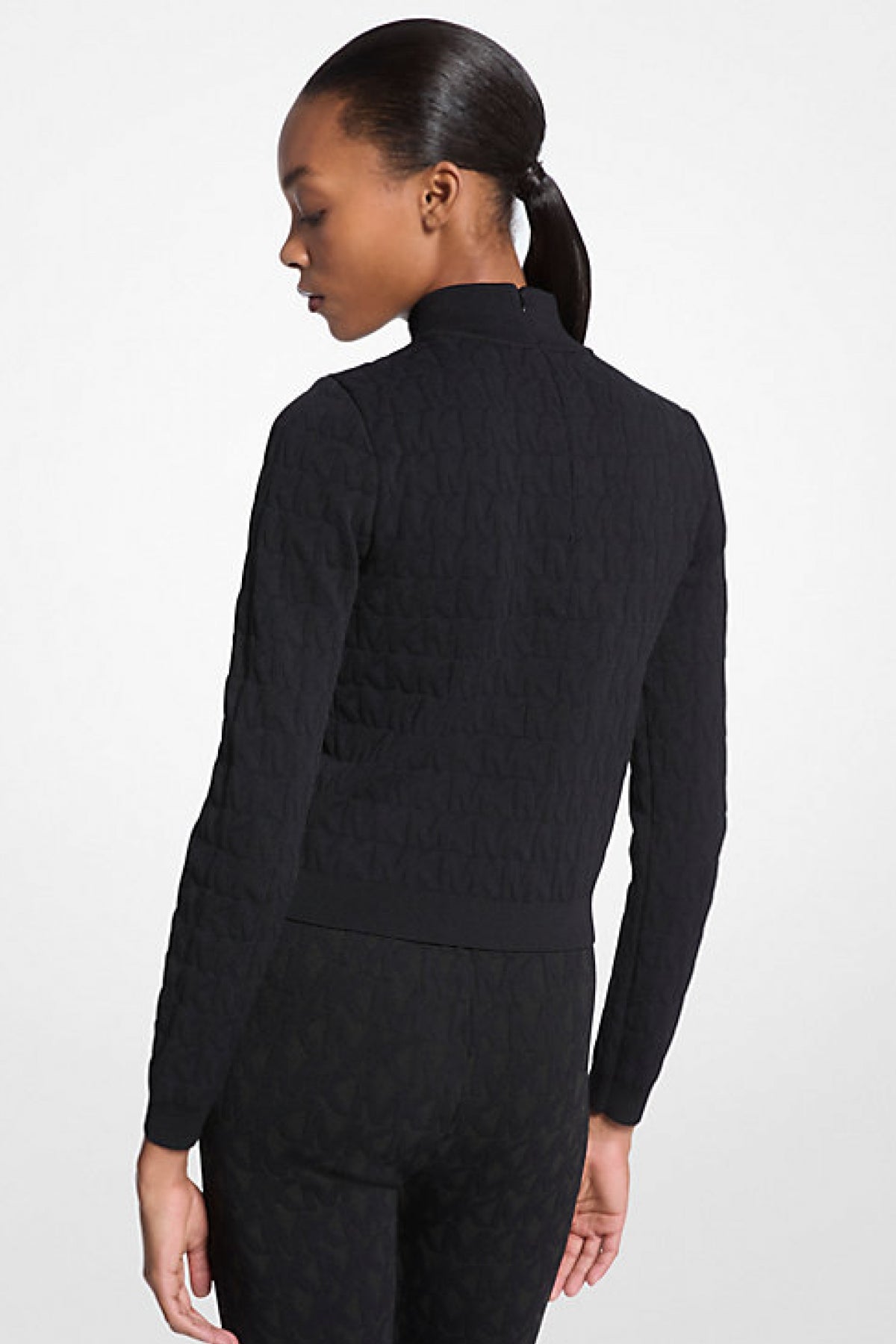 MICHAEL KORS EMBOSS MK TOP LONG SLEEV en color NEGRO  (2)