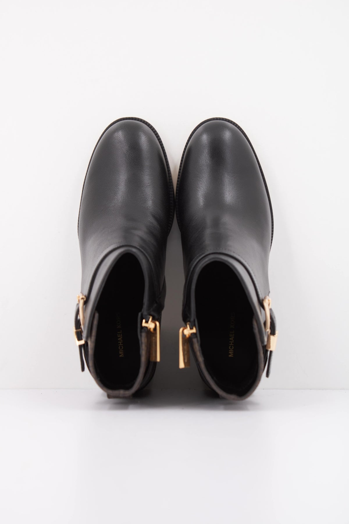 MICHAEL KORS TRCMEL RACHEL HEELED BOOTIE en color NEGRO  (3)