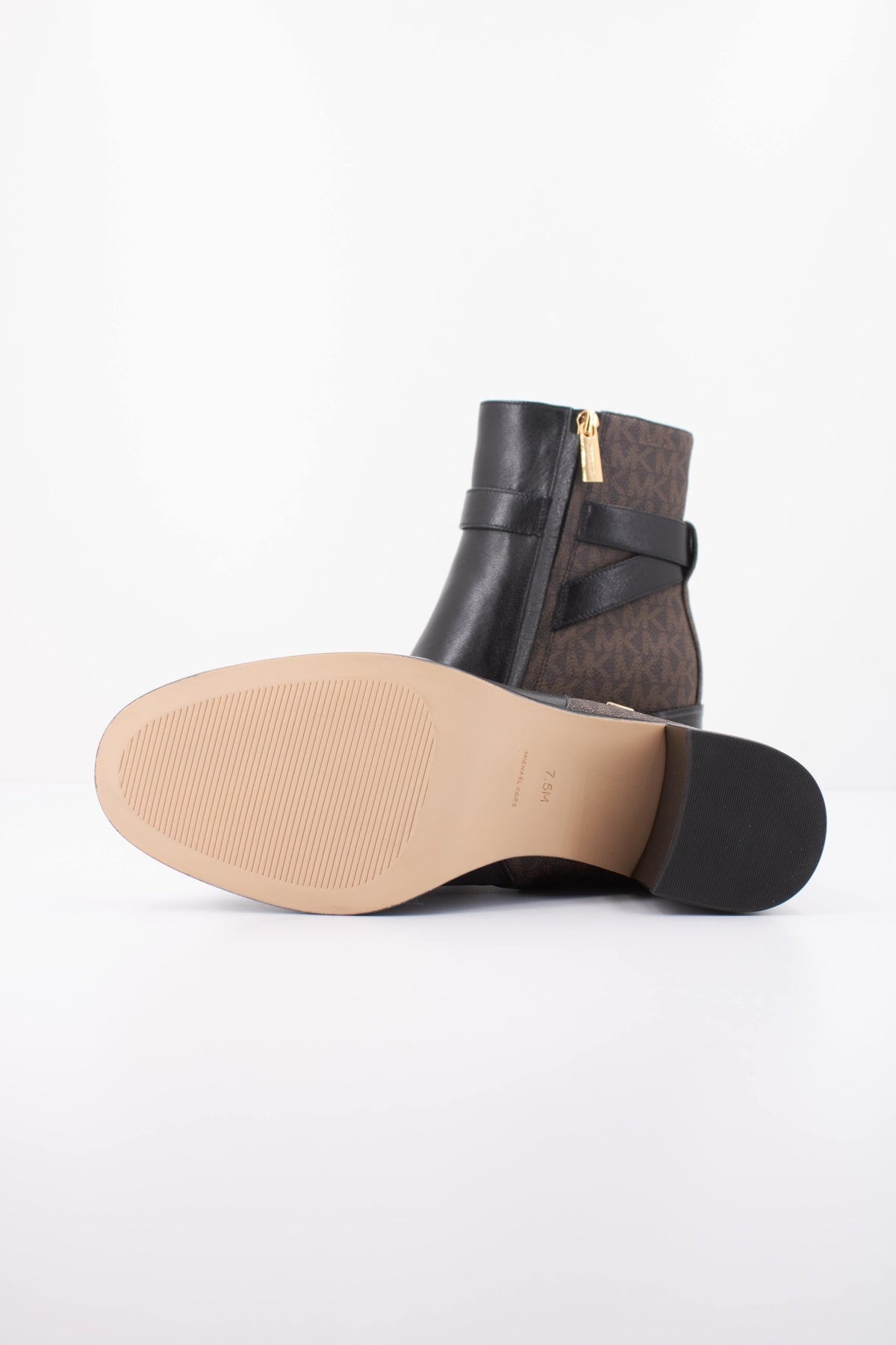 MICHAEL KORS TRCMEL RACHEL HEELED BOOTIE en color NEGRO  (5)