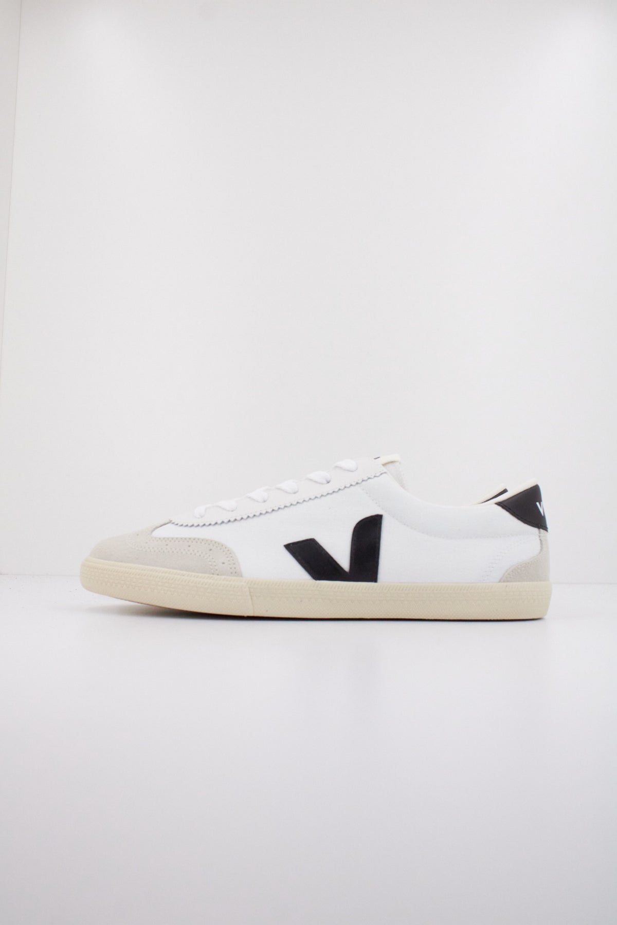 VEJA VOLLEY CANVAS en color BLANCO  (1)