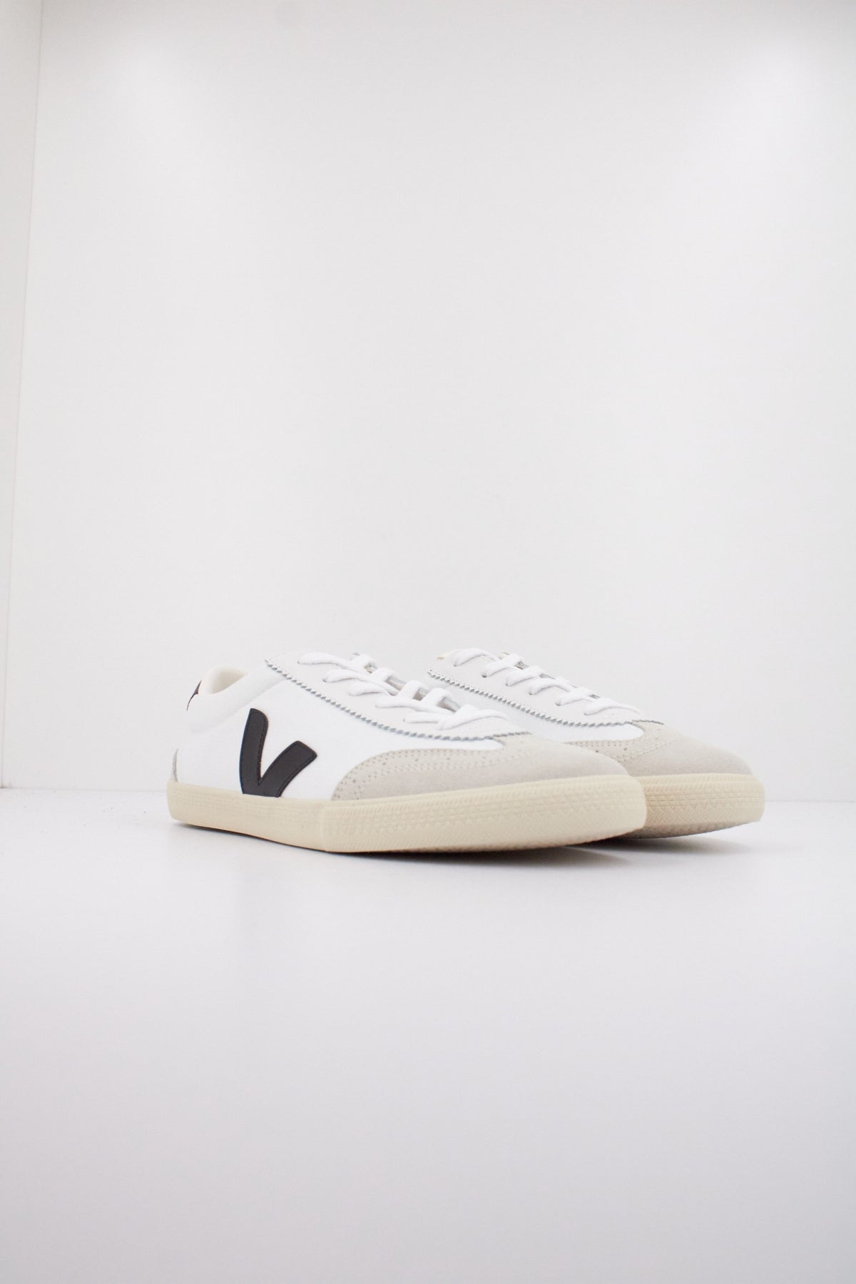 VEJA VOLLEY CANVAS en color BLANCO  (2)